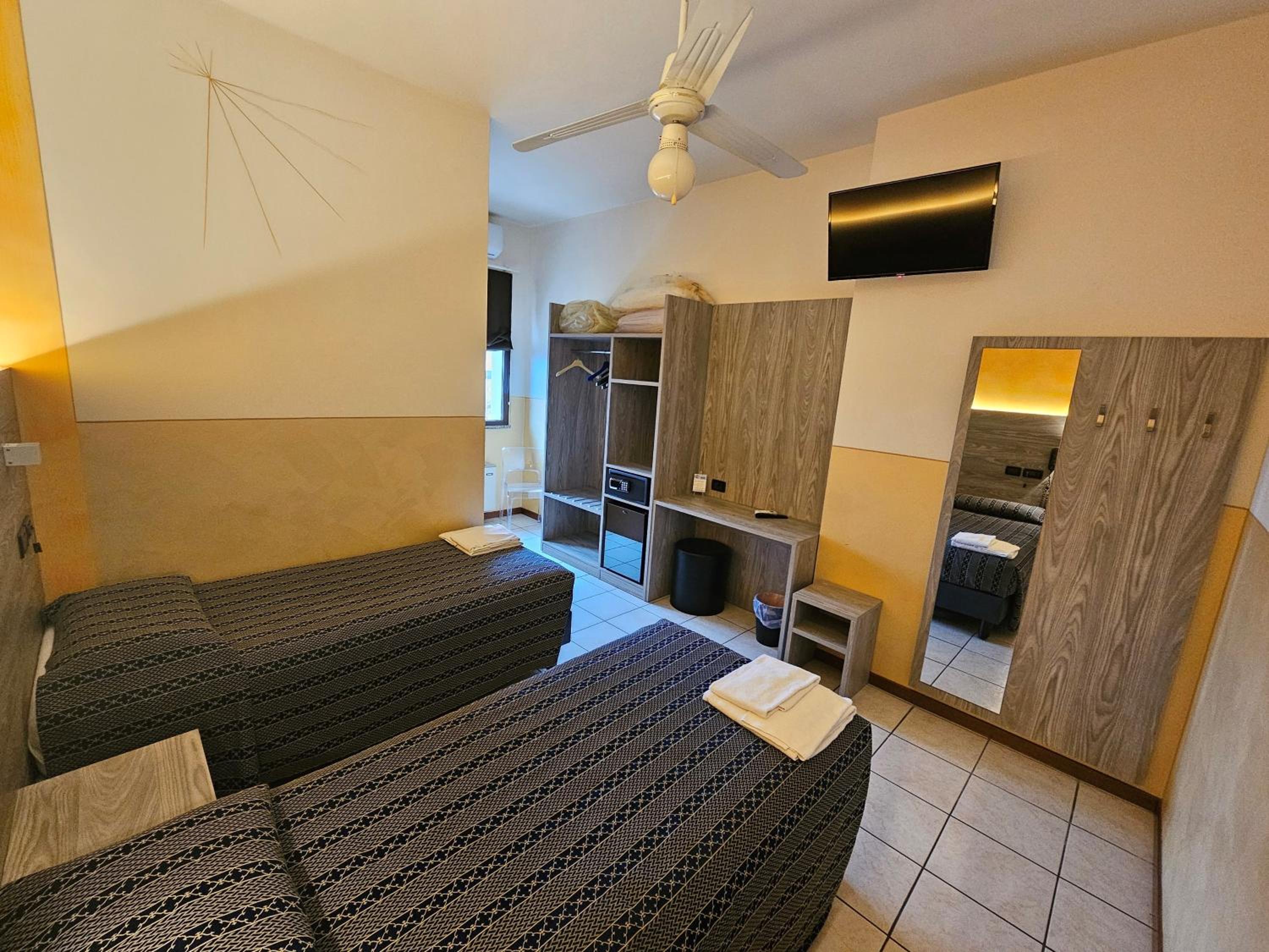 Twin Room - Photo 2