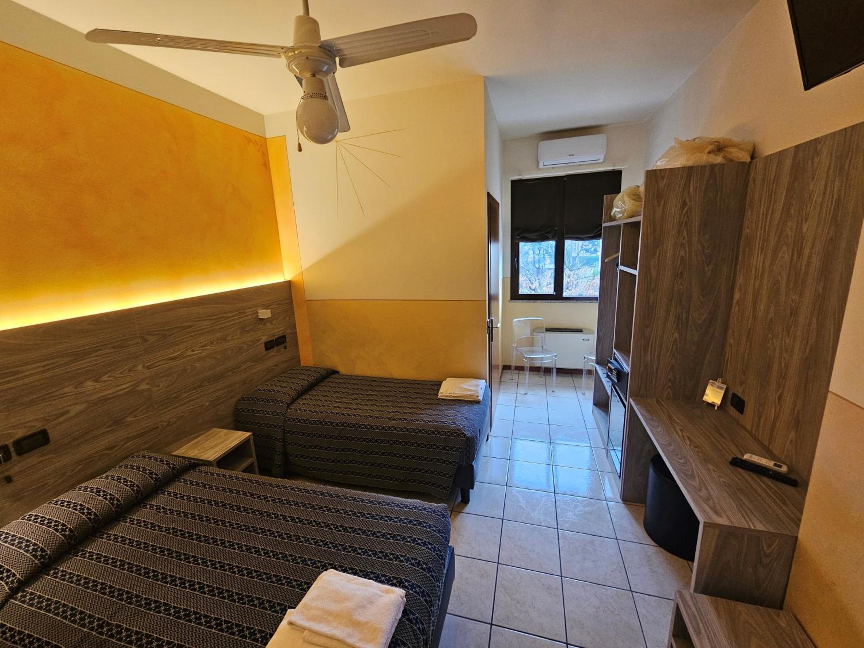 Twin Room - Photo 3