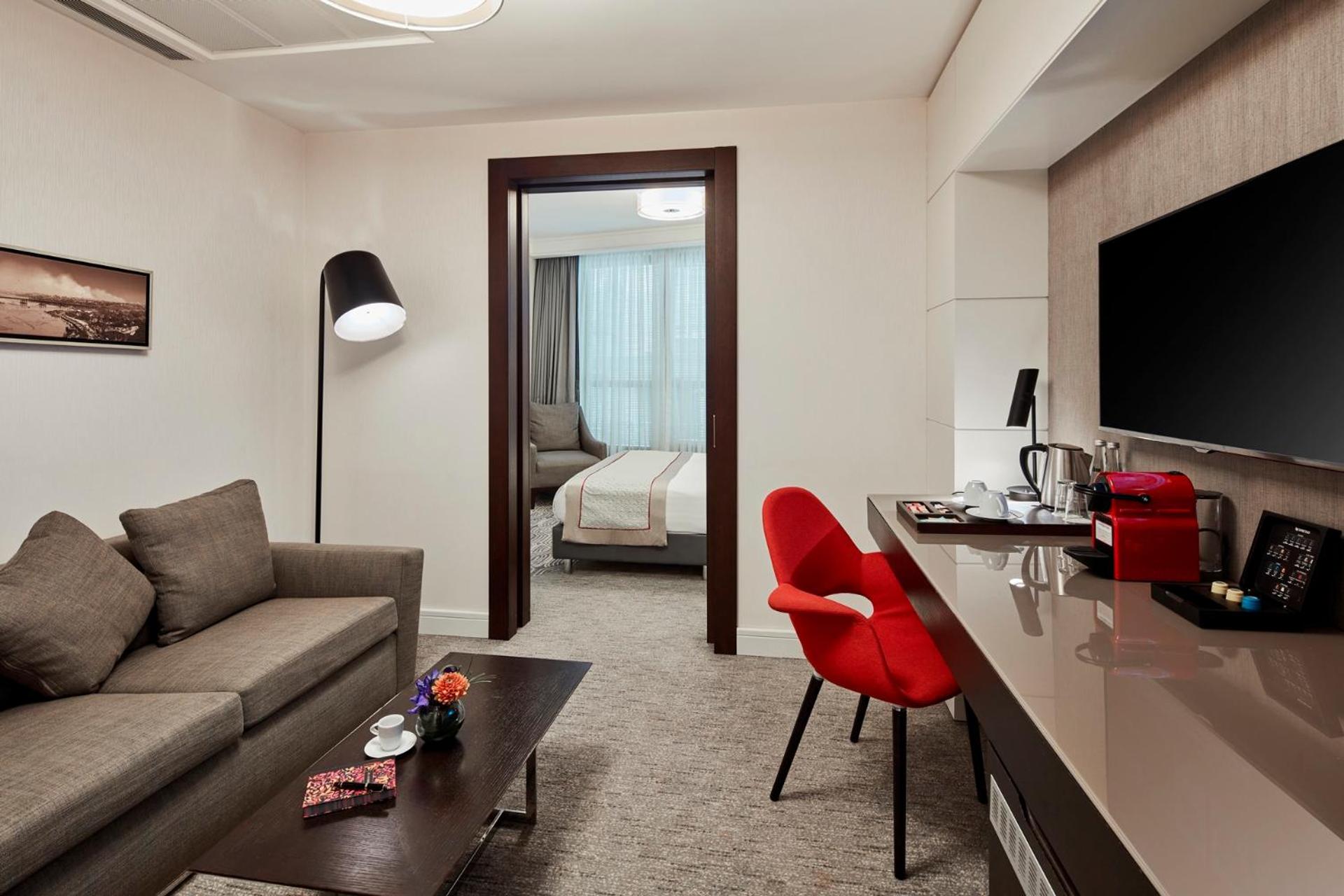 Junior King Suite photo 3