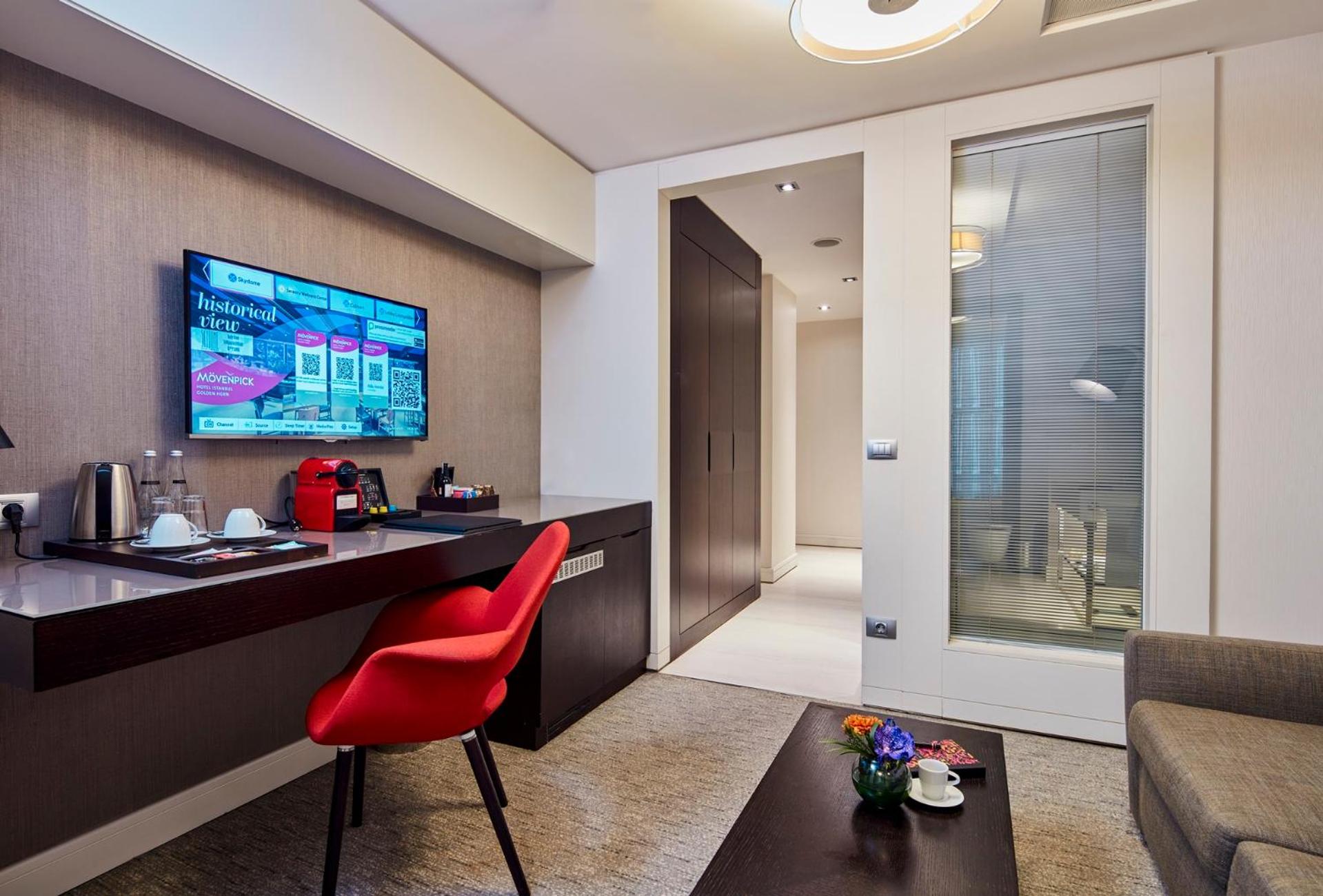 Junior King Suite photo 2