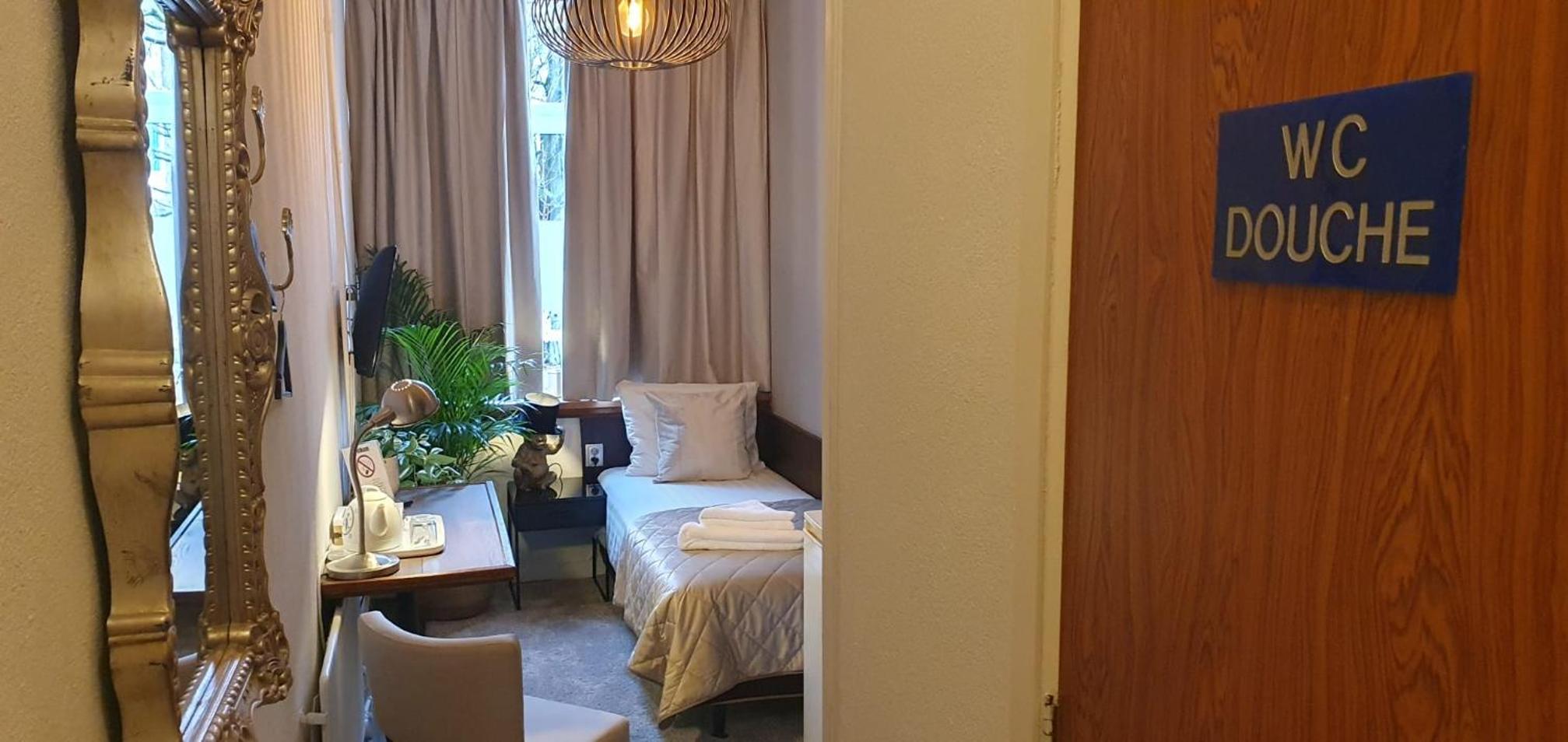 Single Room with Private Bathroom photo 1
