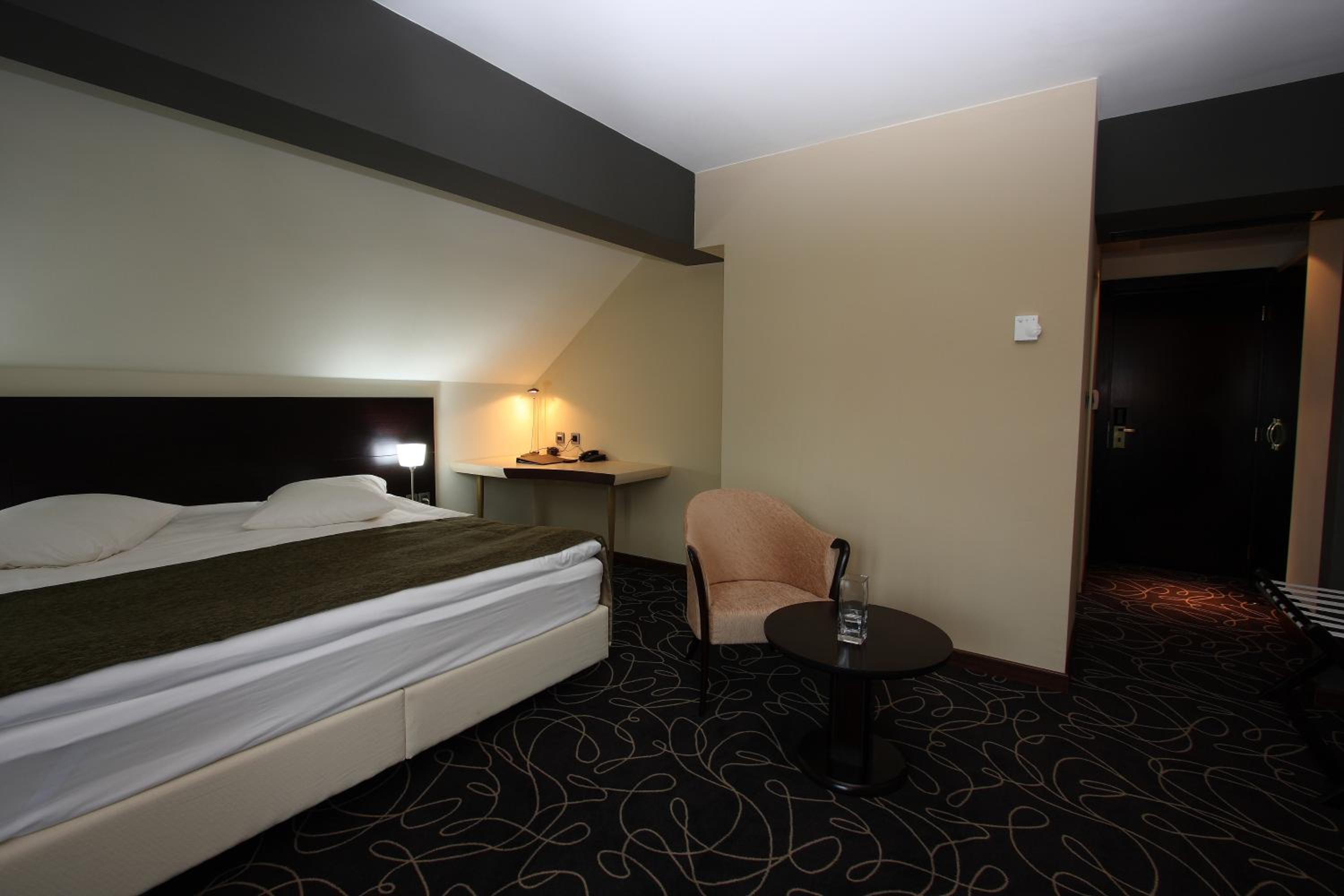 Deluxe King Room - Photo 4