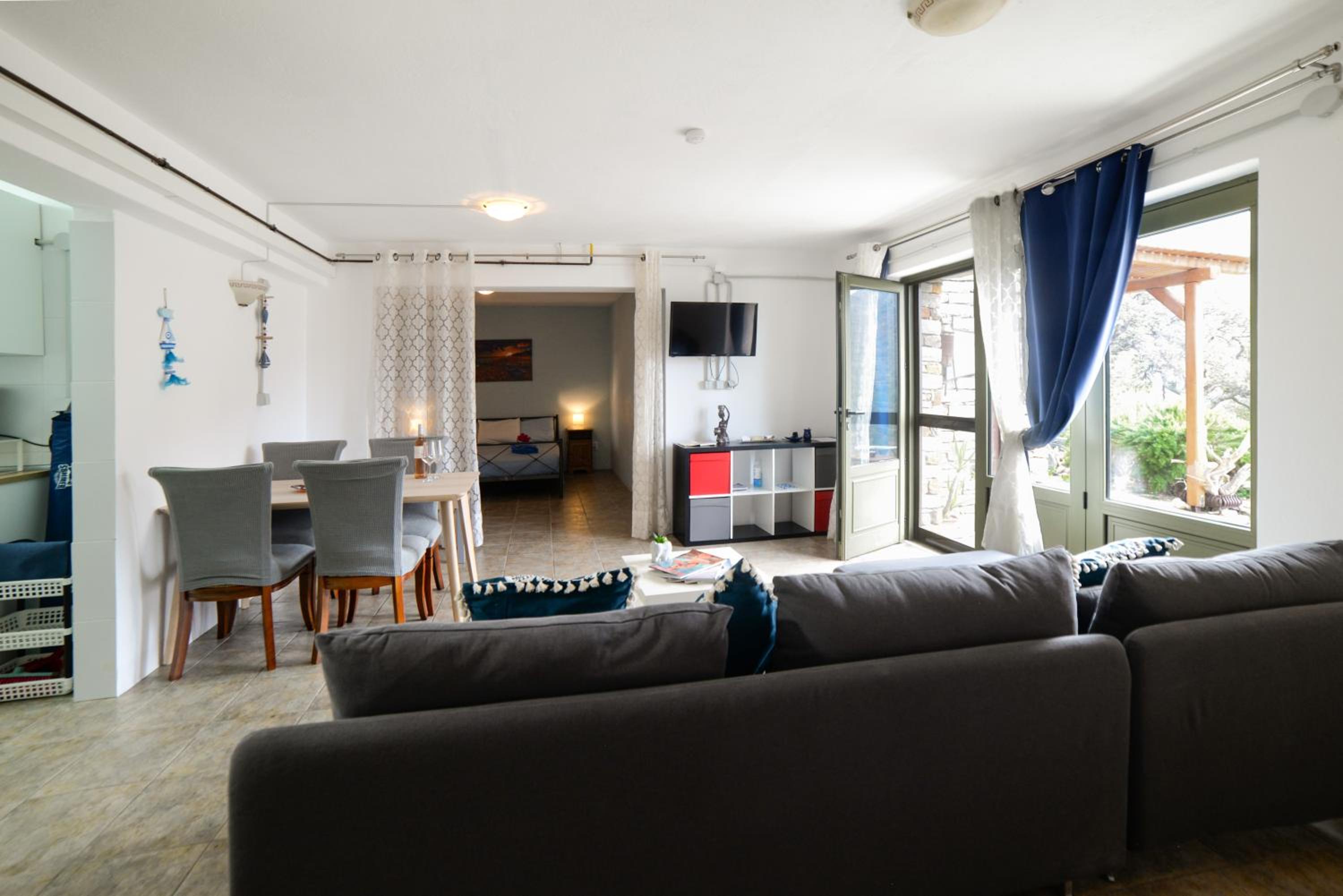 One-Bedroom Apartment photo 1