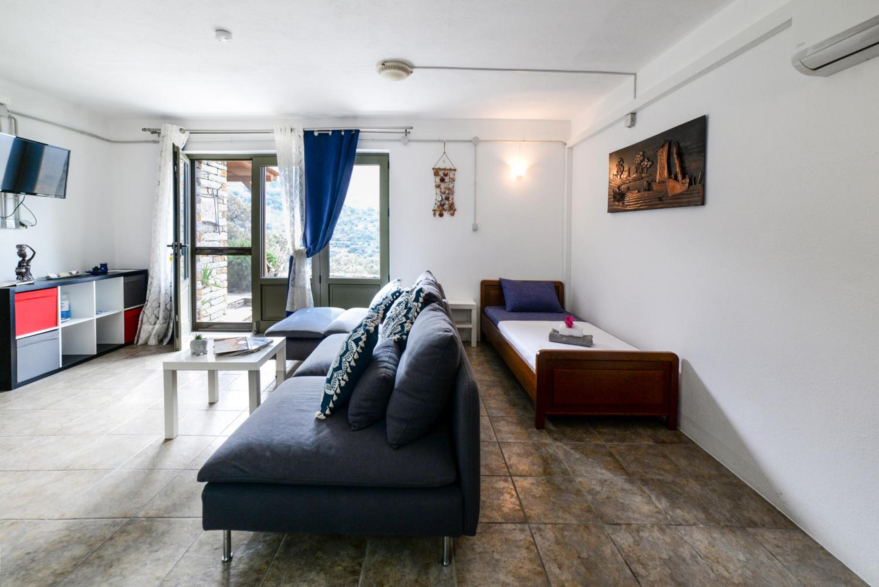 One-Bedroom Apartment photo 2