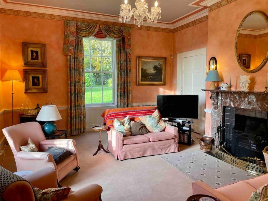 Five-Bedroom House photo 1