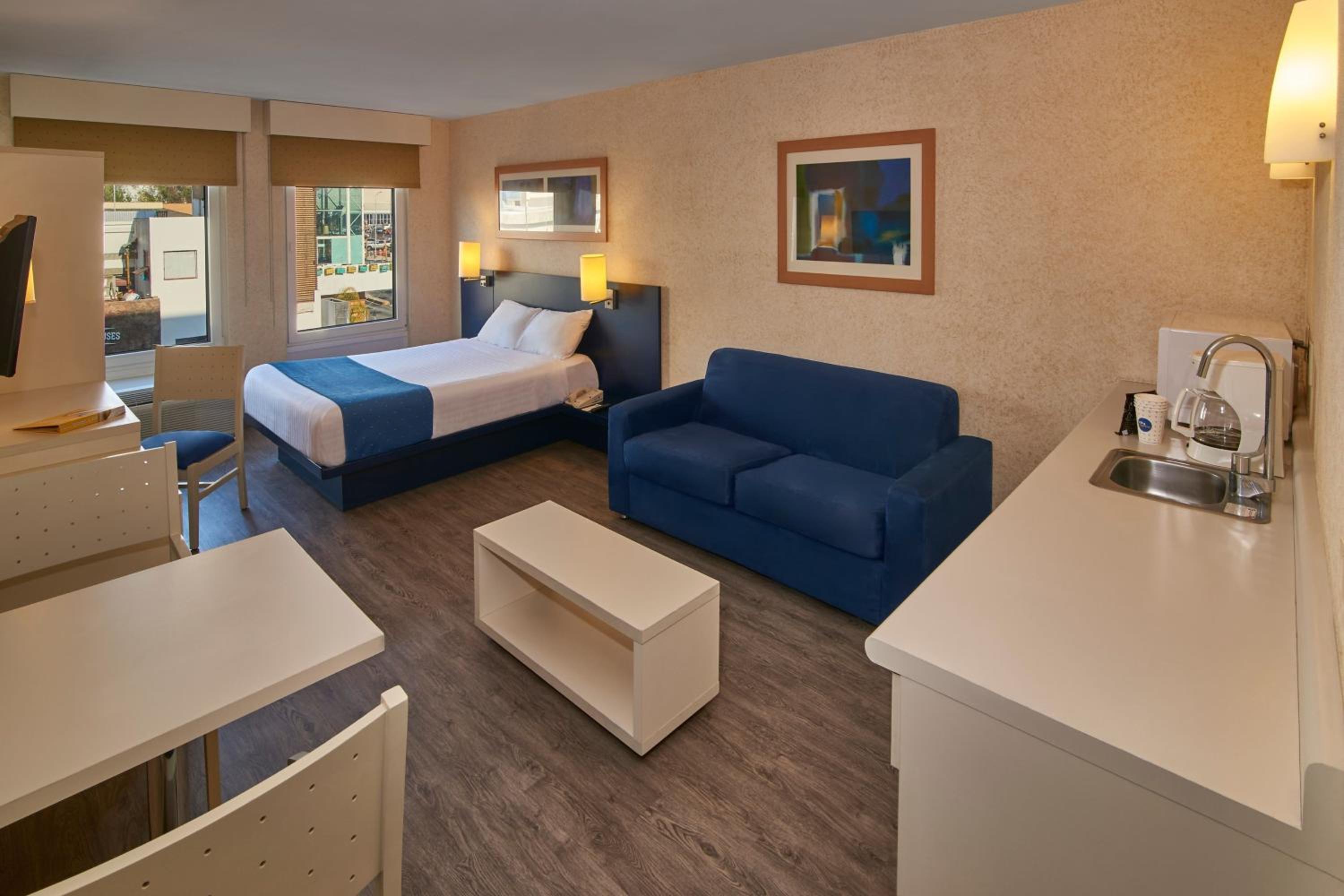 Queen Suite with Sofa Bed - Photo 7
