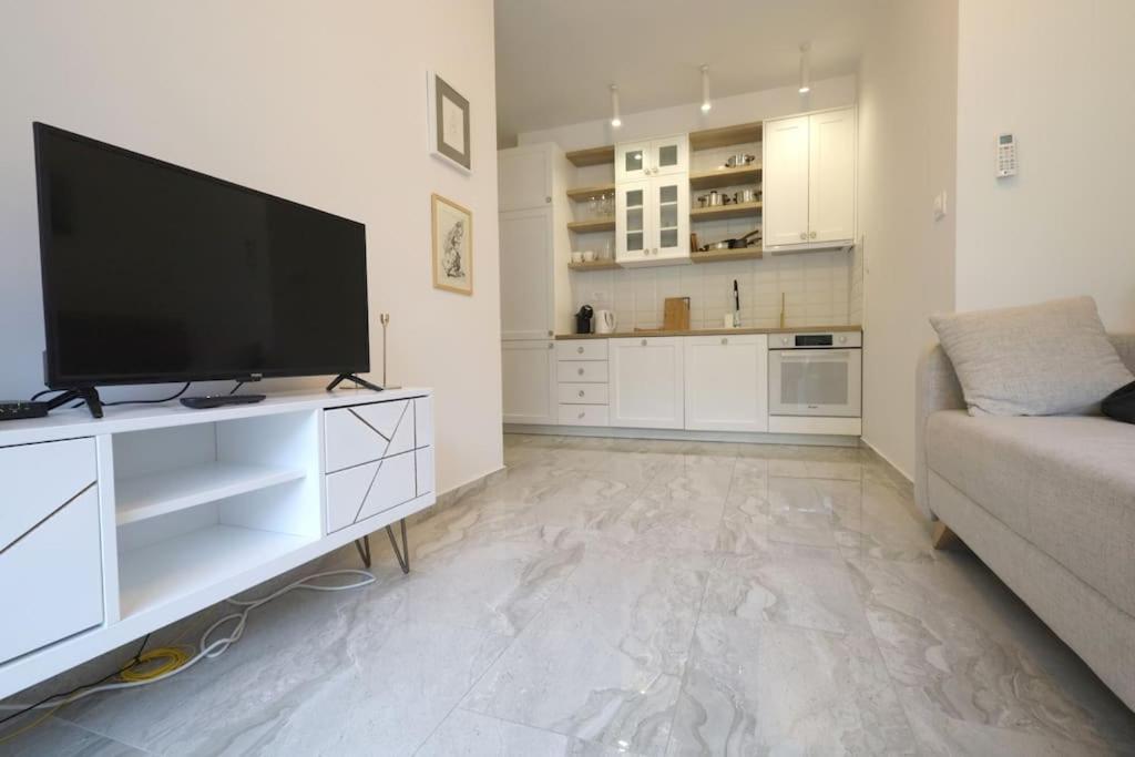 One-Bedroom Apartment with Balcony photo 1