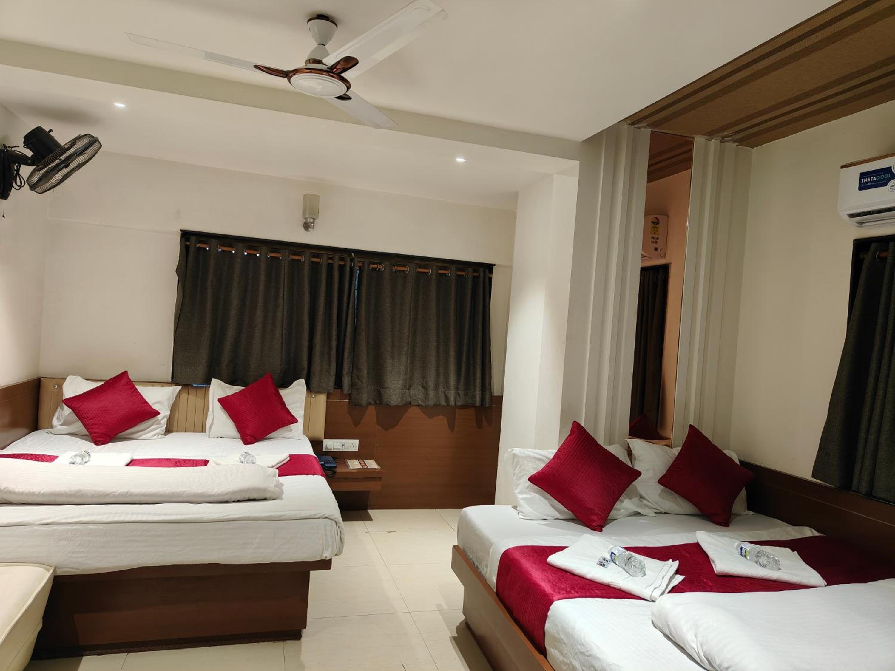 Deluxe 4 Bed Non AC Room photo 1