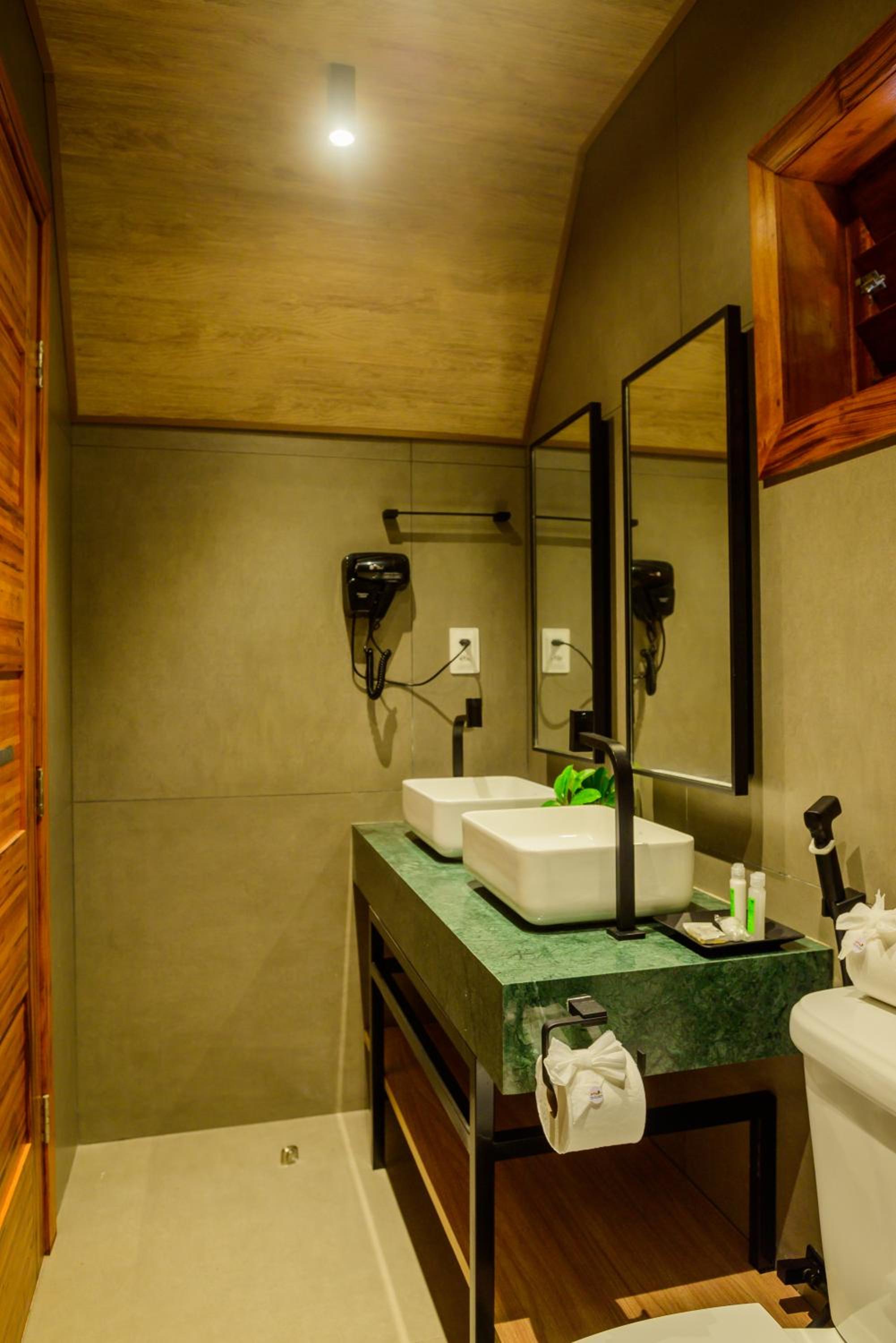 Suite - Photo 19