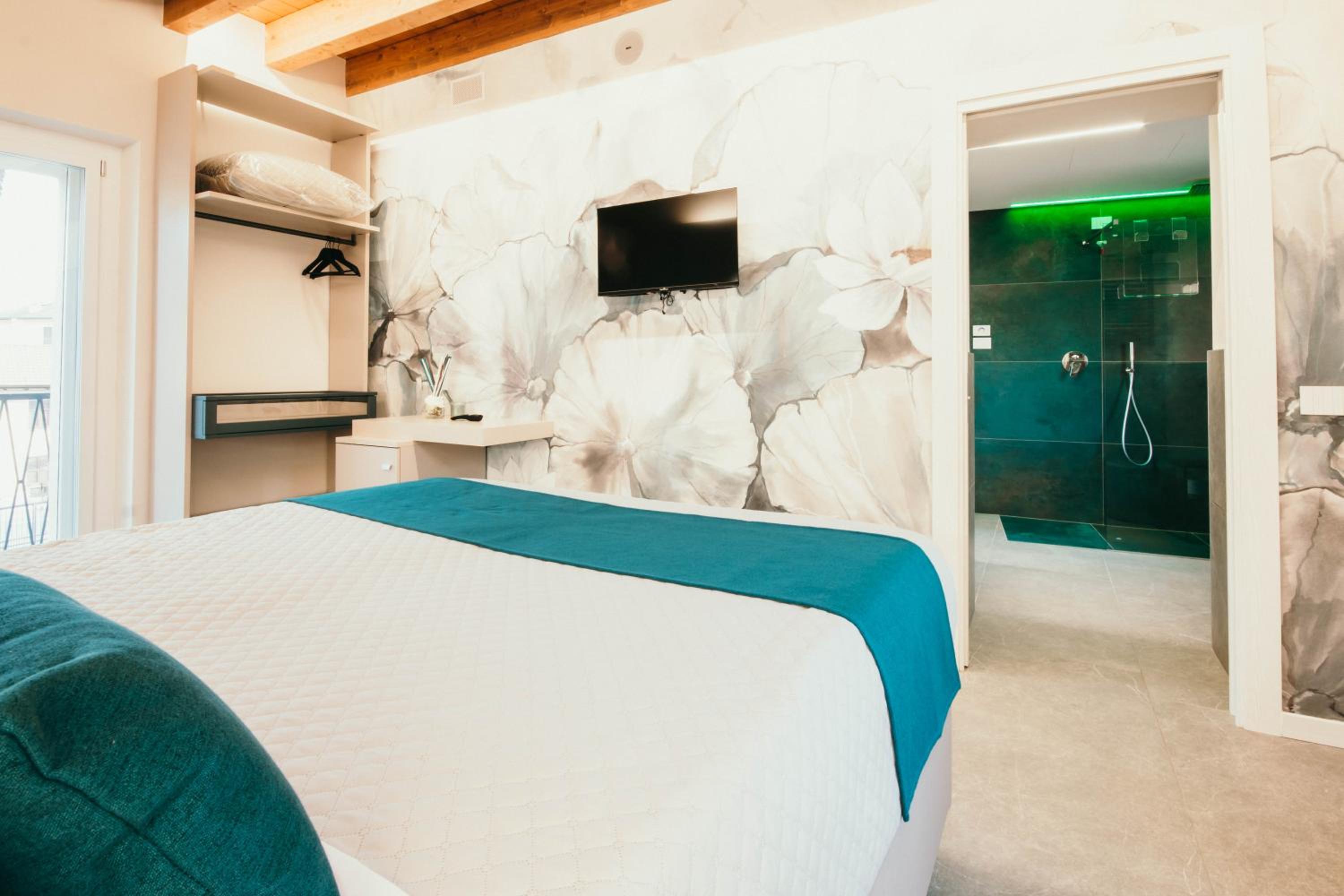 Double or Twin Room with Private Bathroom photo 3