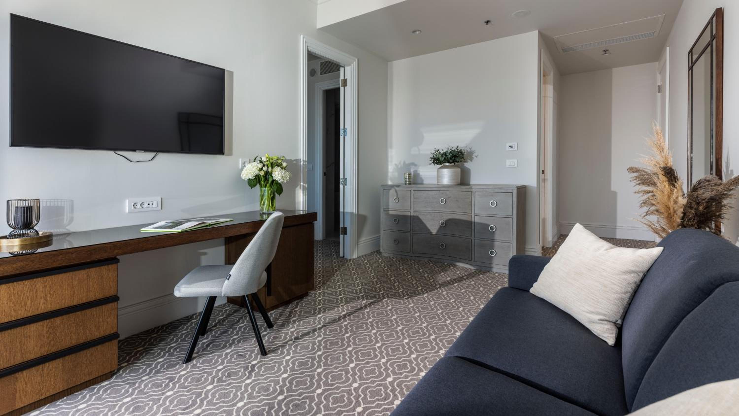 Luxury Suite with Balcony and Sea View