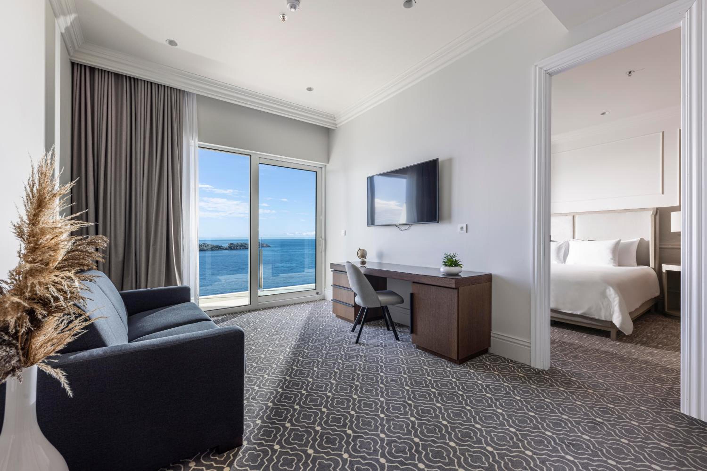 Luxury Suite with Balcony and Sea View