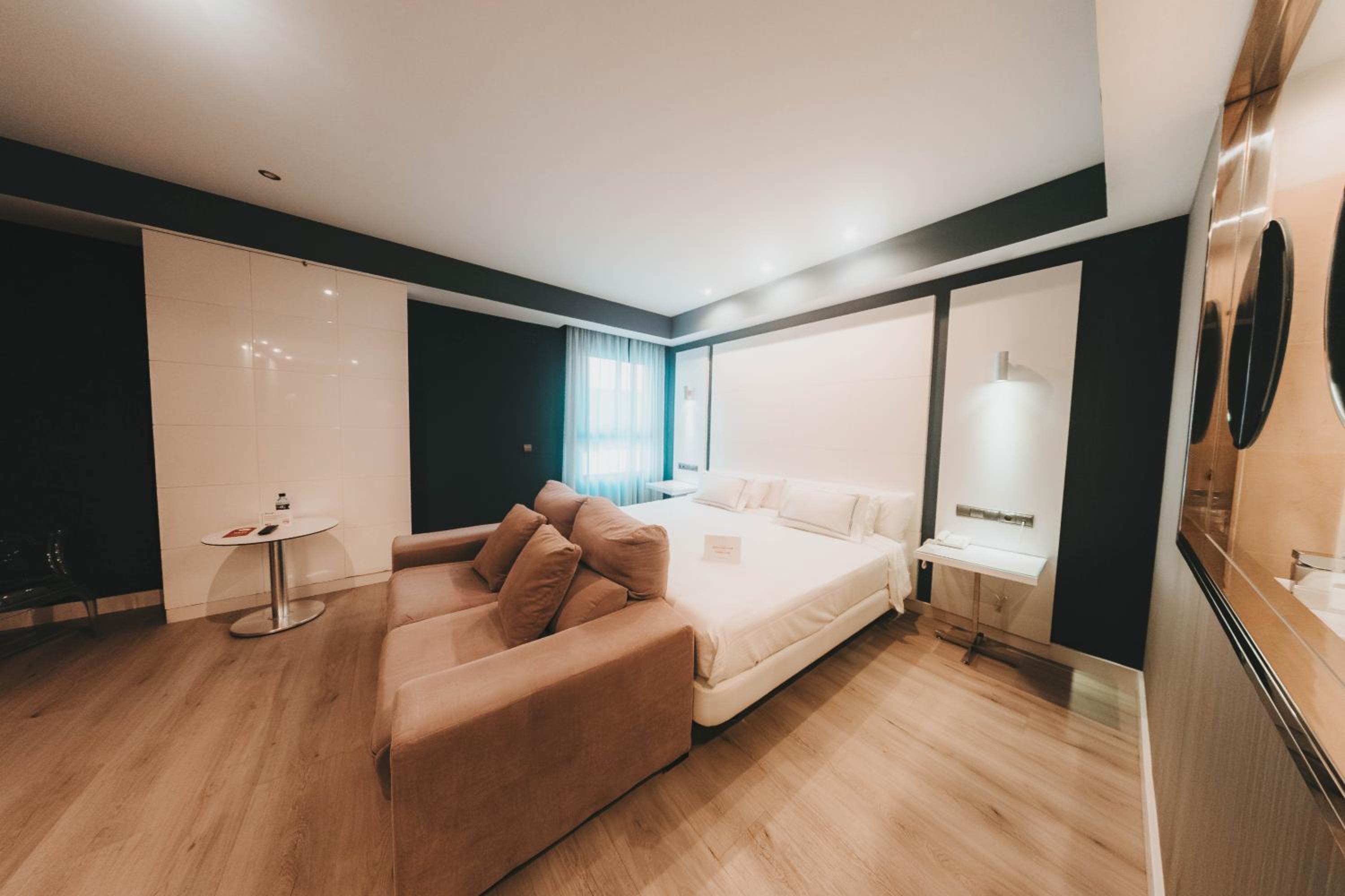 Suite - Photo 3