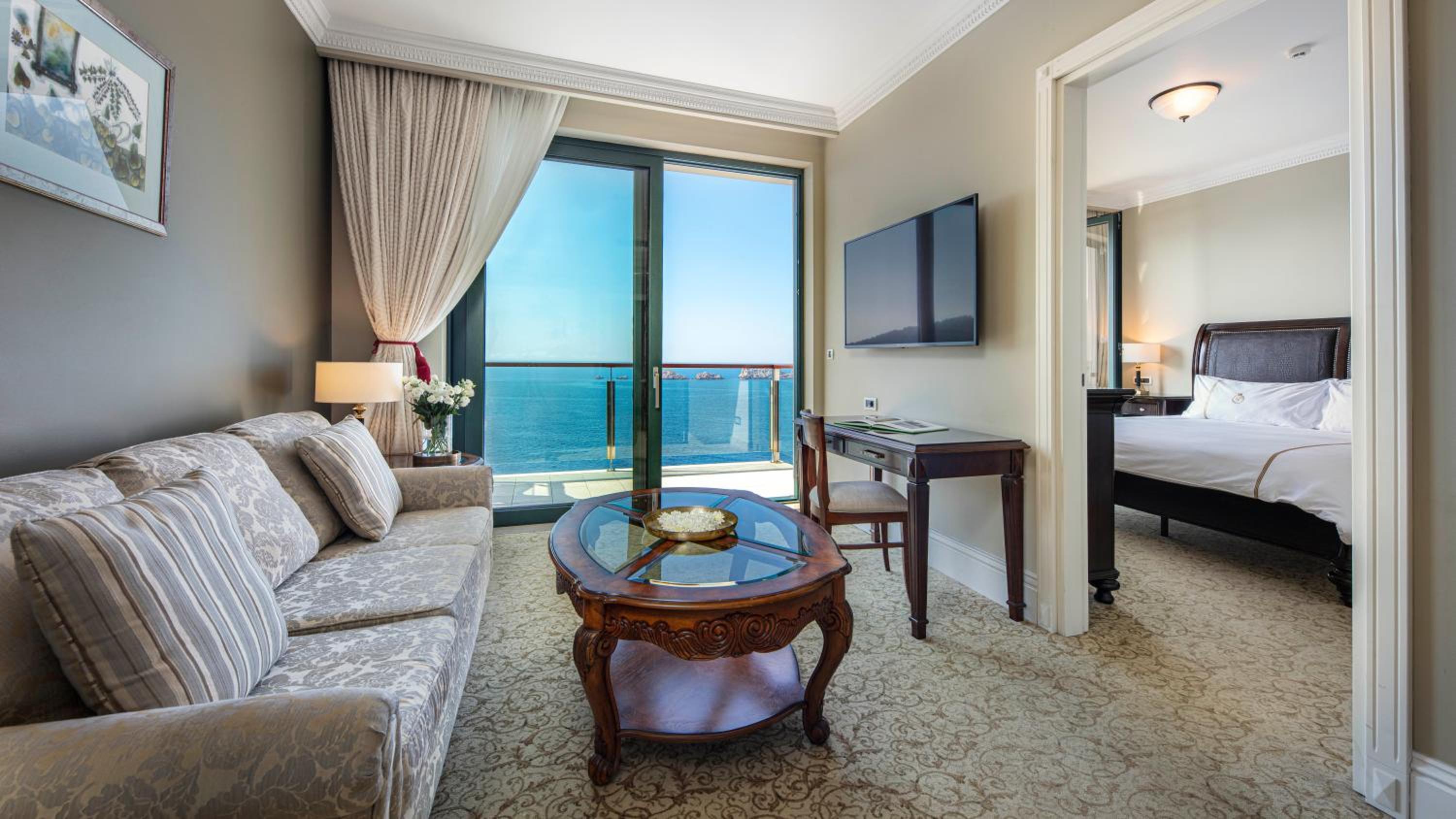 Deluxe King Suite with Sea View and Balcony