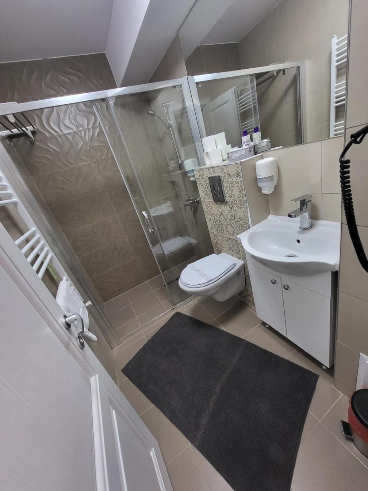 Double Room with Balcony - Photo 8