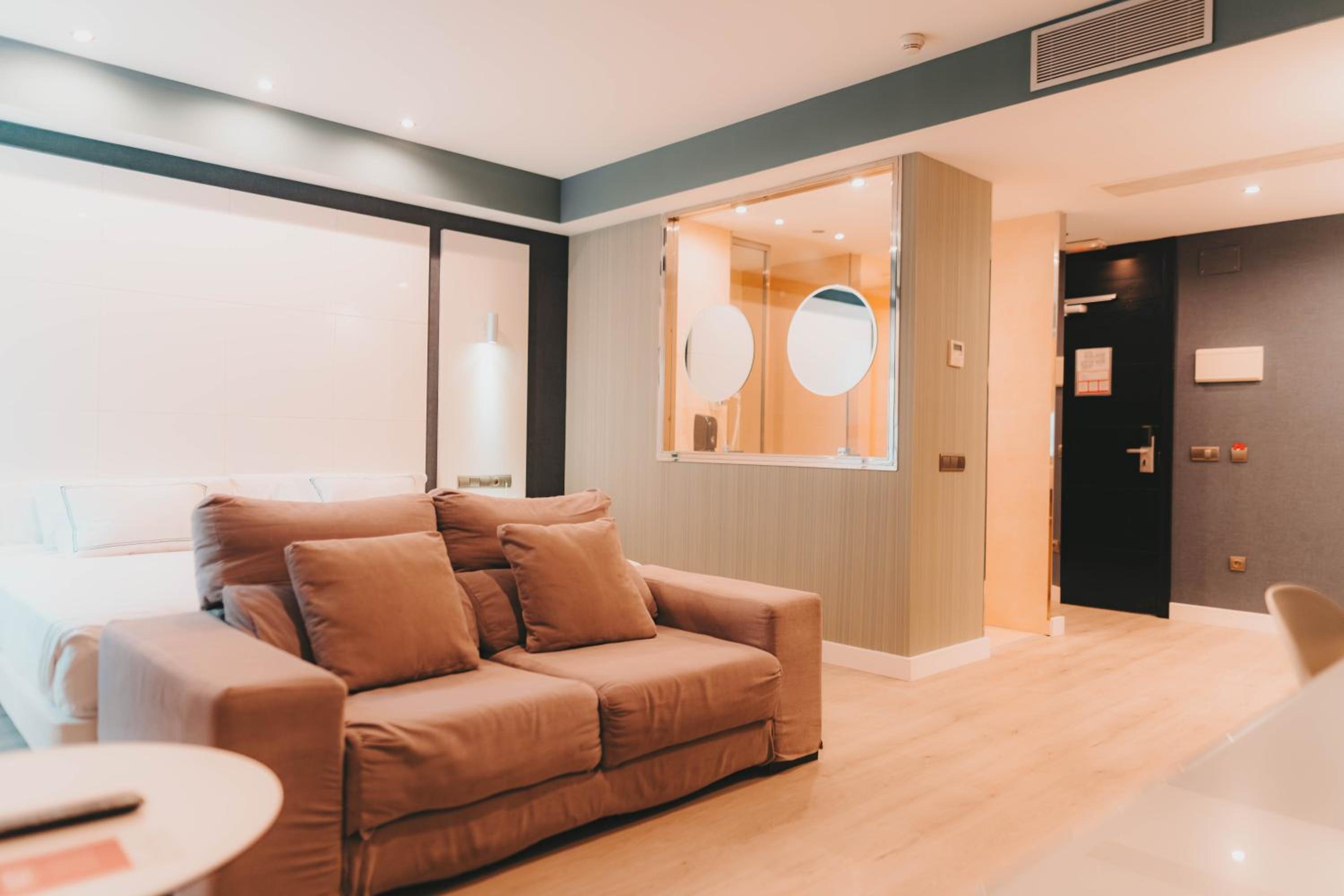 Suite - Photo 7