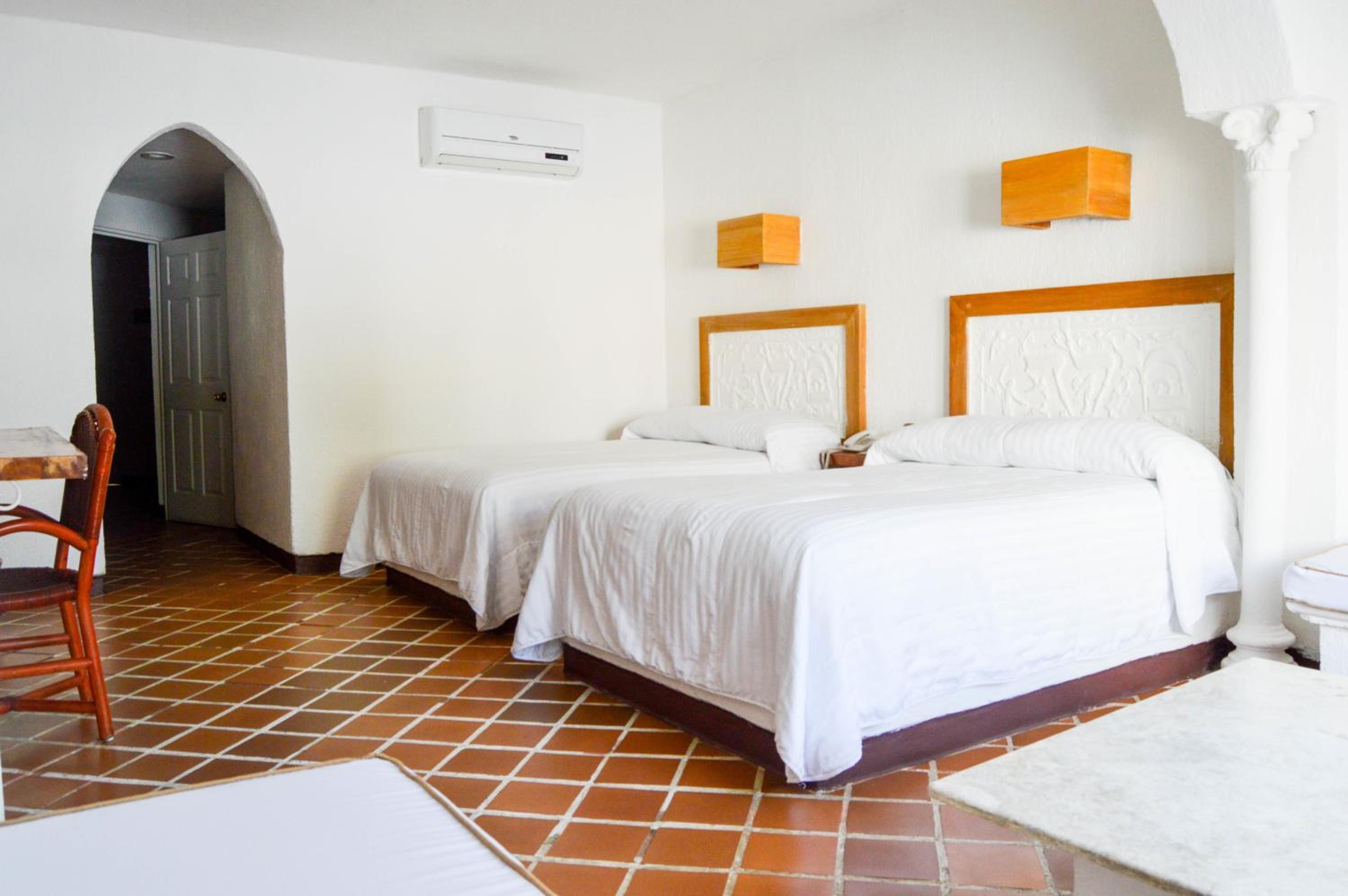 Double Room with Two Double Beds - Photo 10