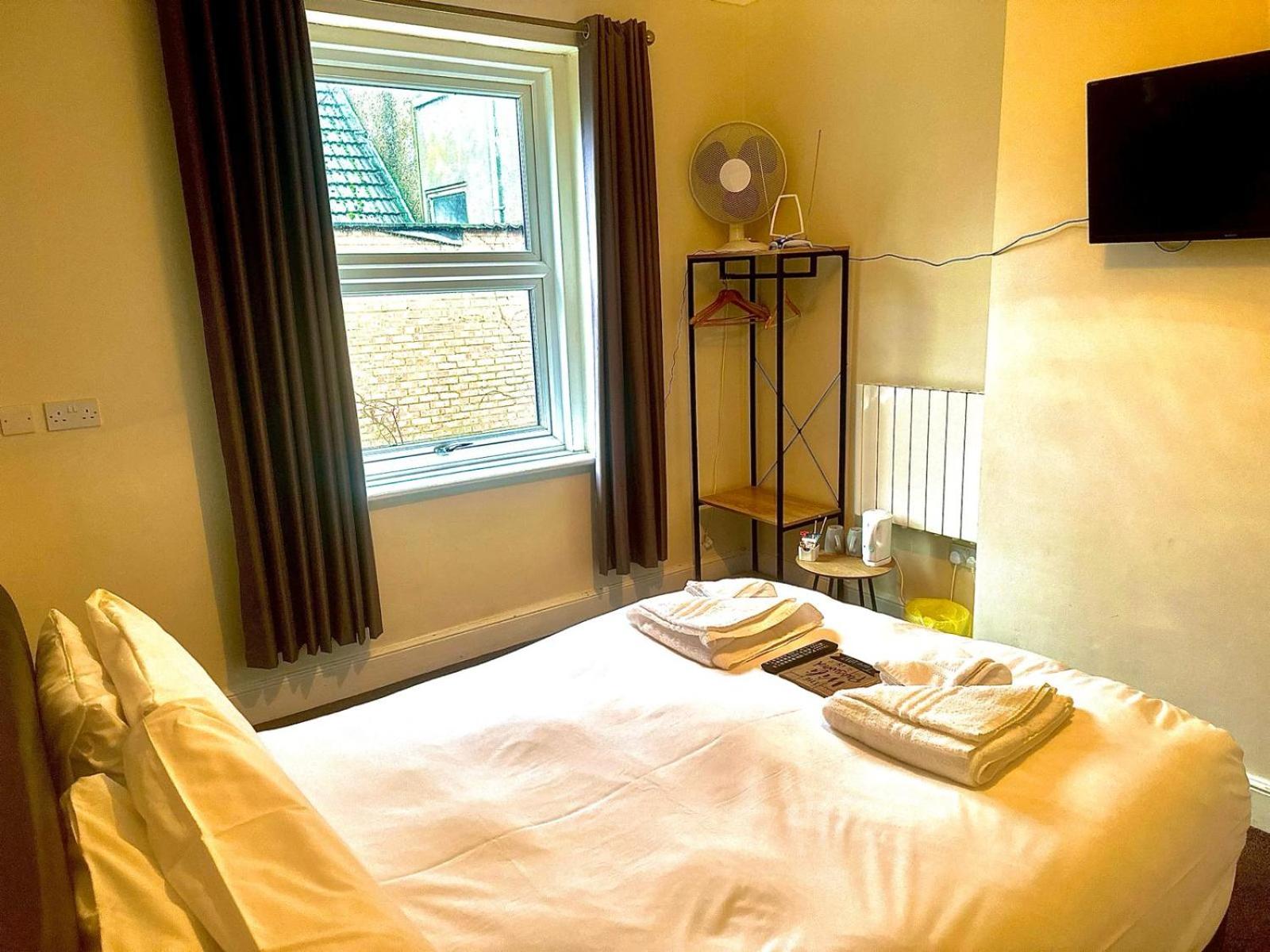 Double Room with Private Bathroom photo 2
