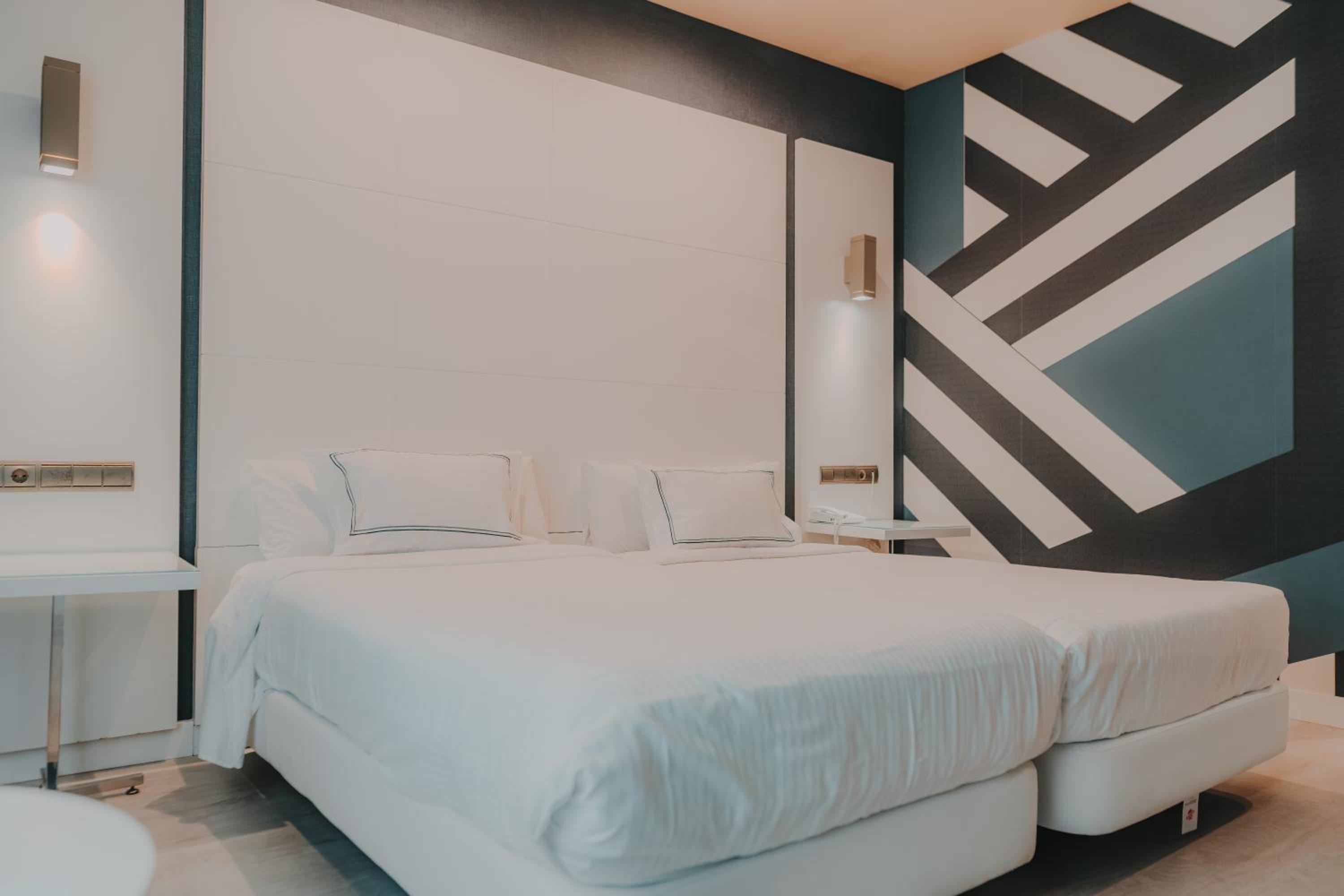 Standard Twin Room - Photo 3