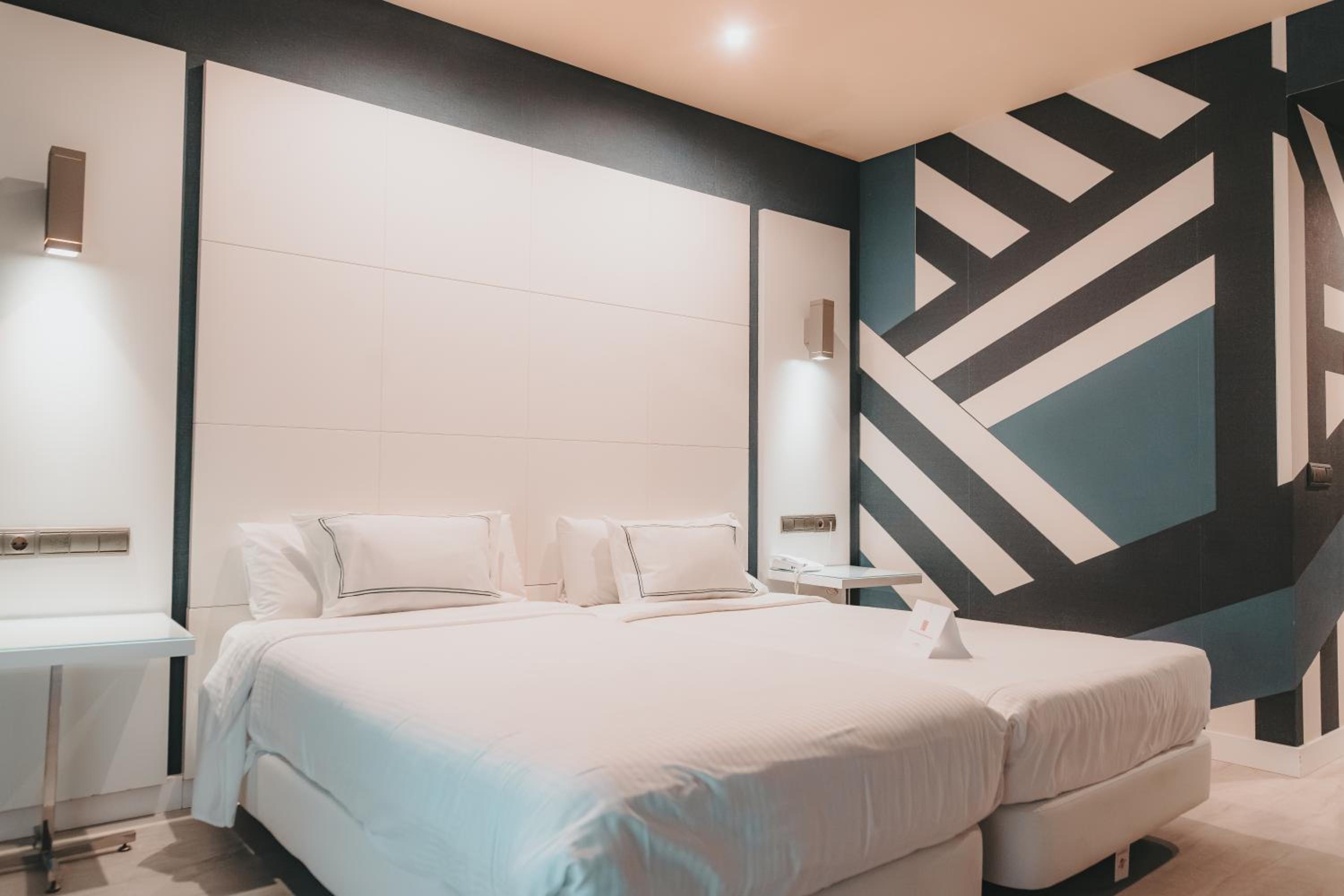 Standard Twin Room - Photo 4