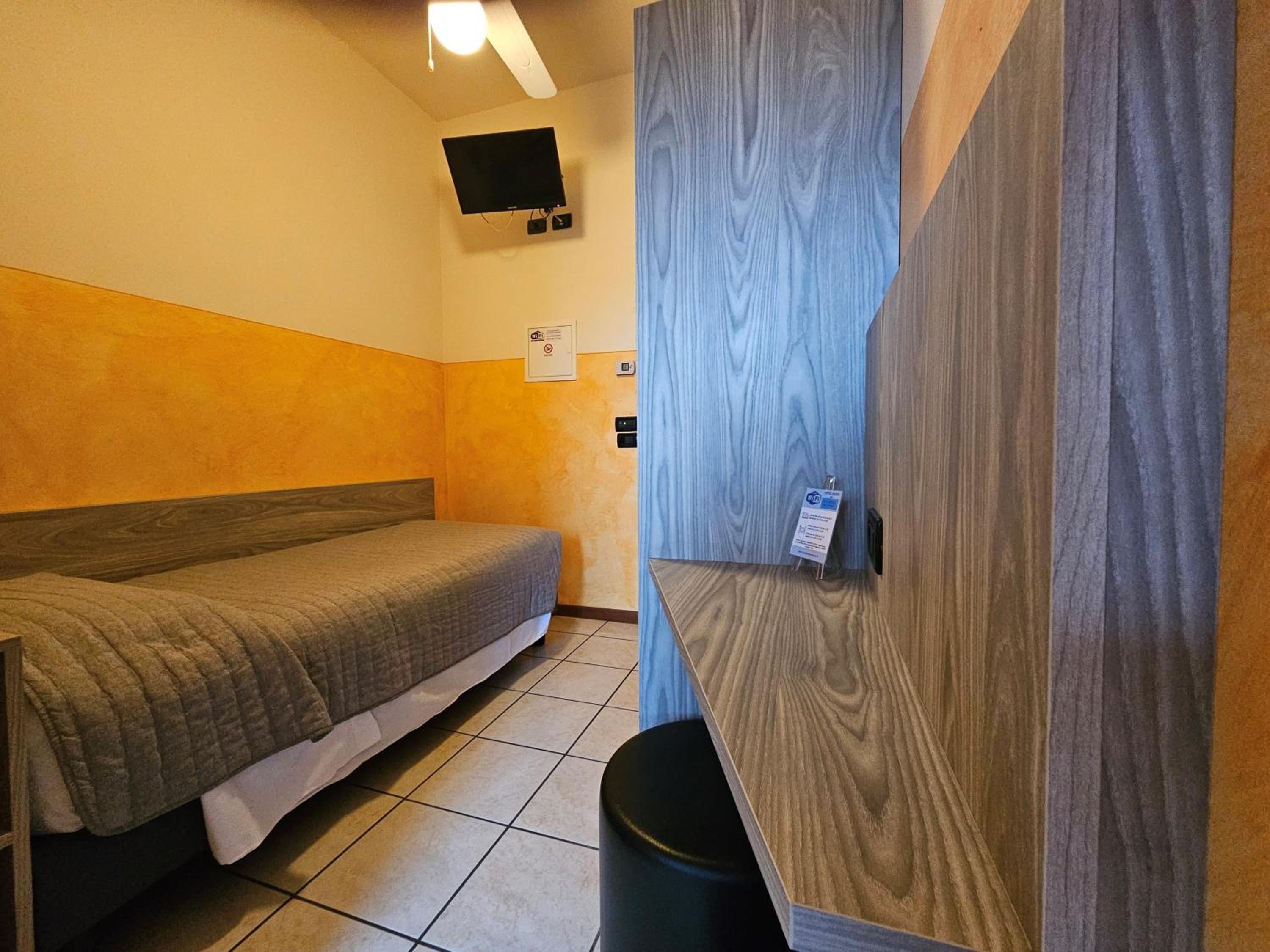 Single Room photo 2