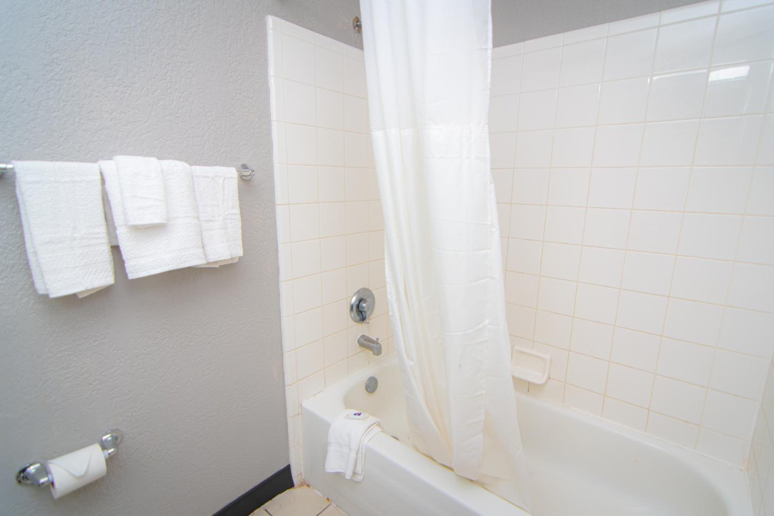 Queen Room - Non-Smoking - Photo 30