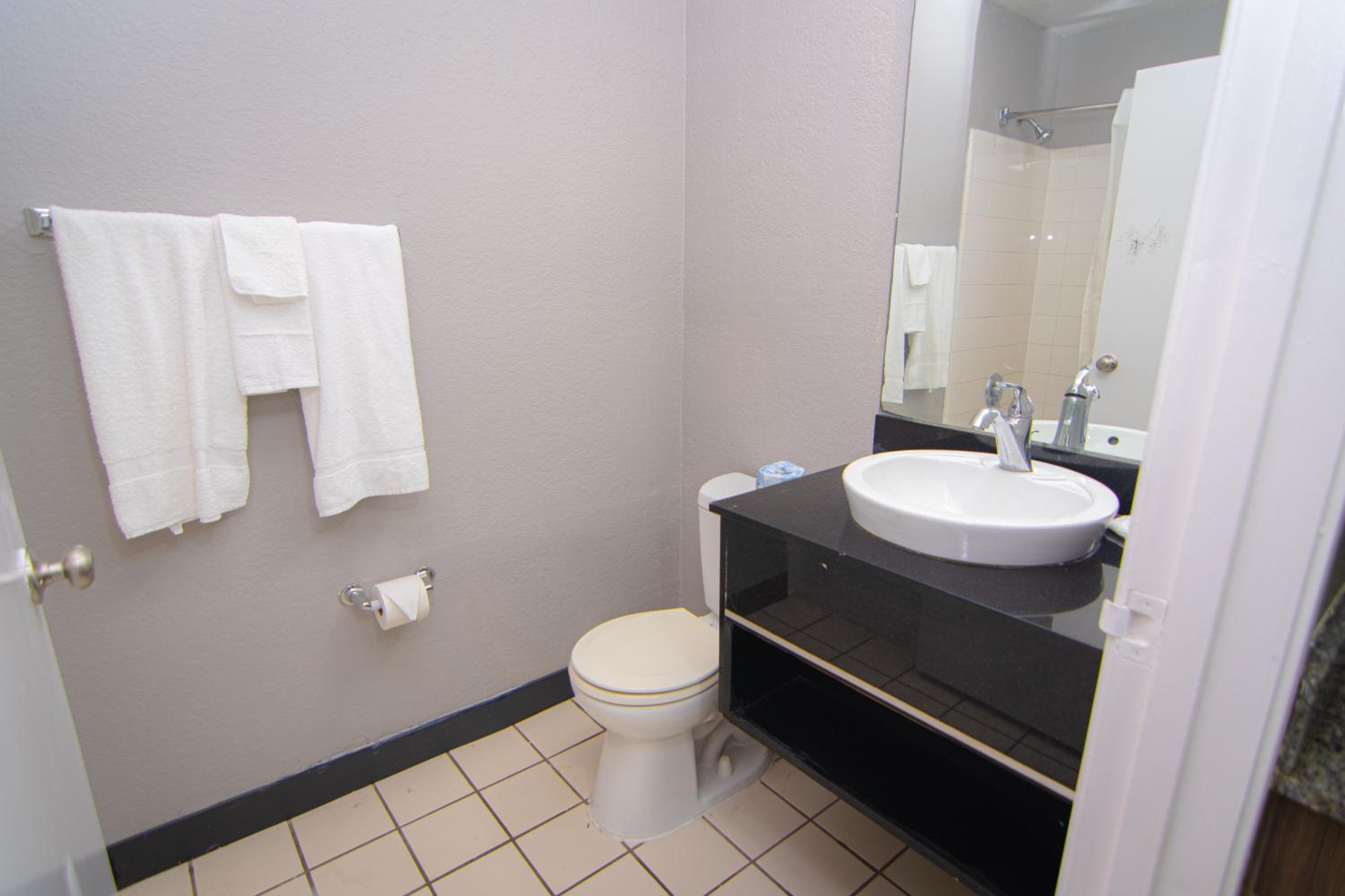 Queen Room - Non-Smoking - Photo 31
