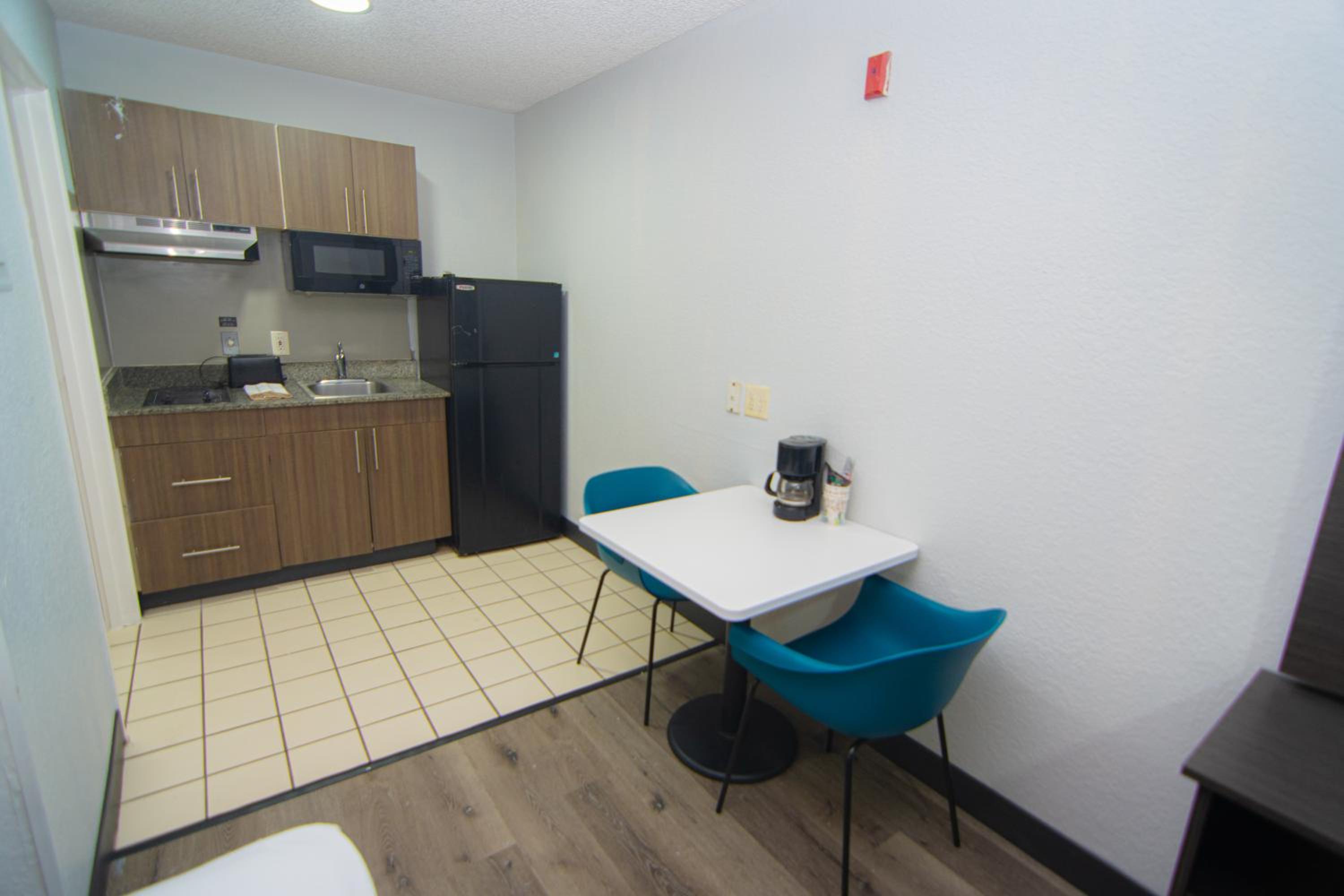 Queen Room - Non-Smoking - Photo 33