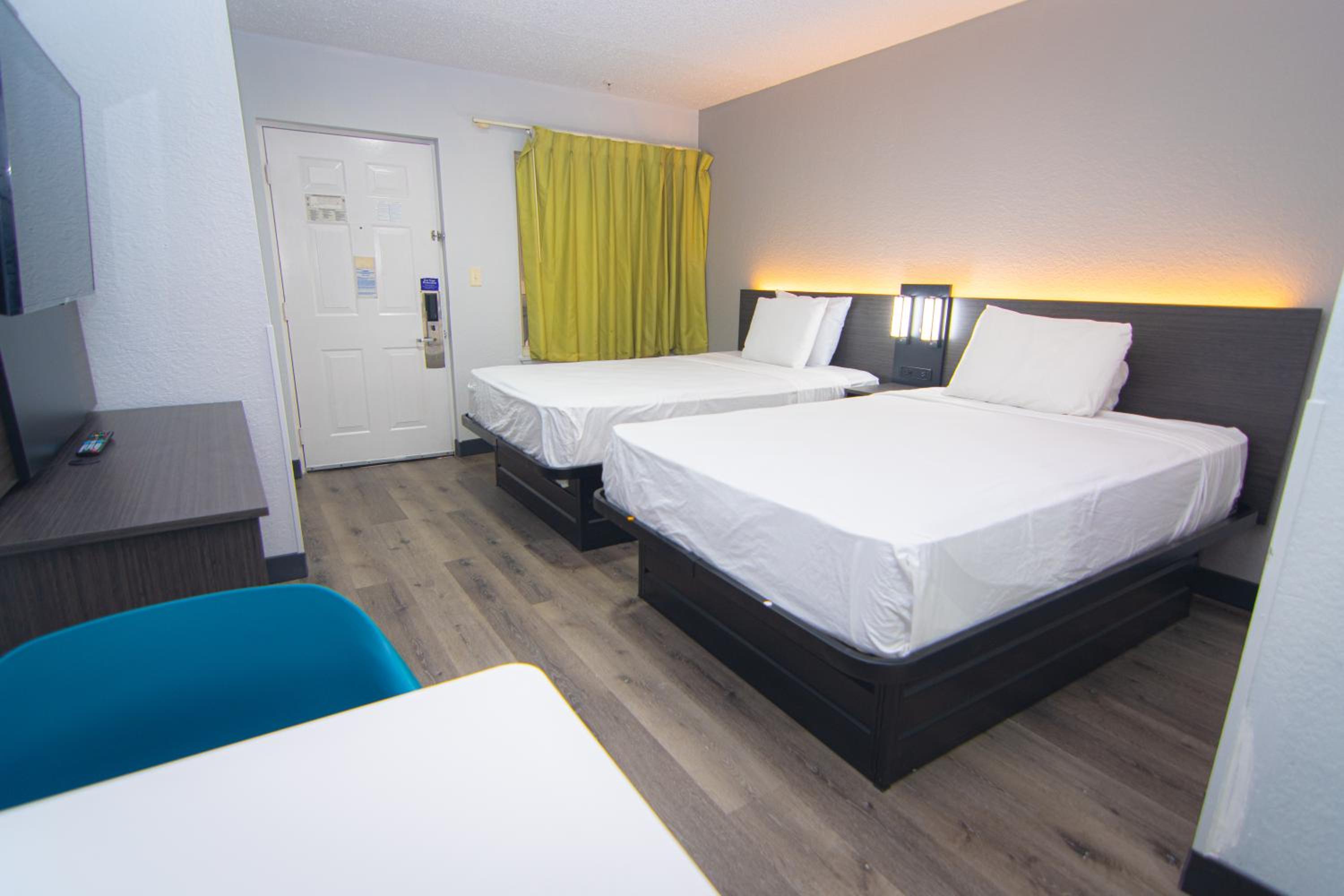 Queen Room with Two Queen Beds - Non-Smoking - Photo 33
