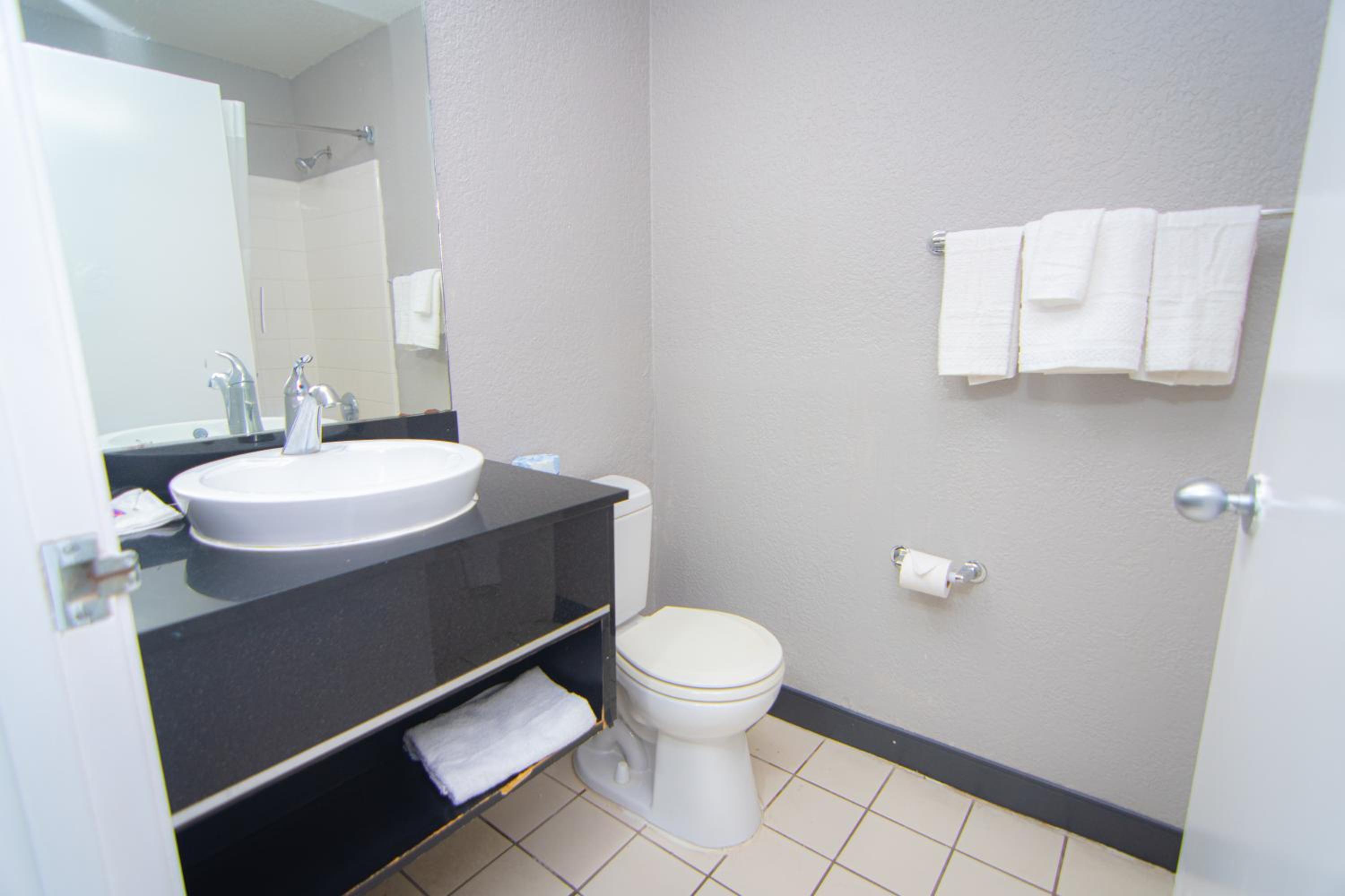 Queen Room - Non-Smoking - Photo 3