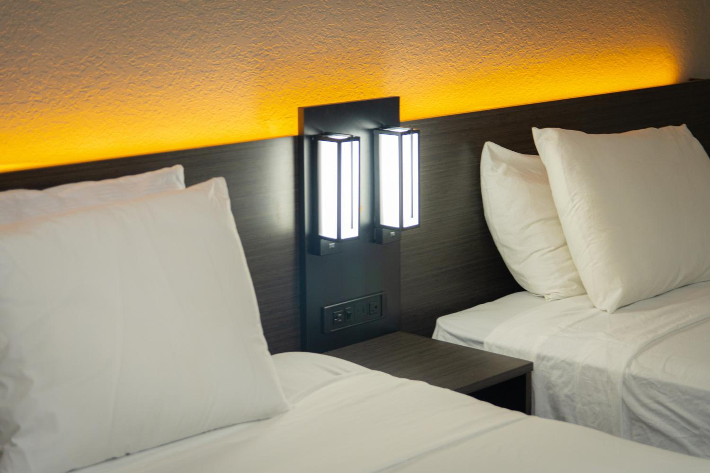 Queen Room with Two Queen Beds - Non-Smoking - Photo 22