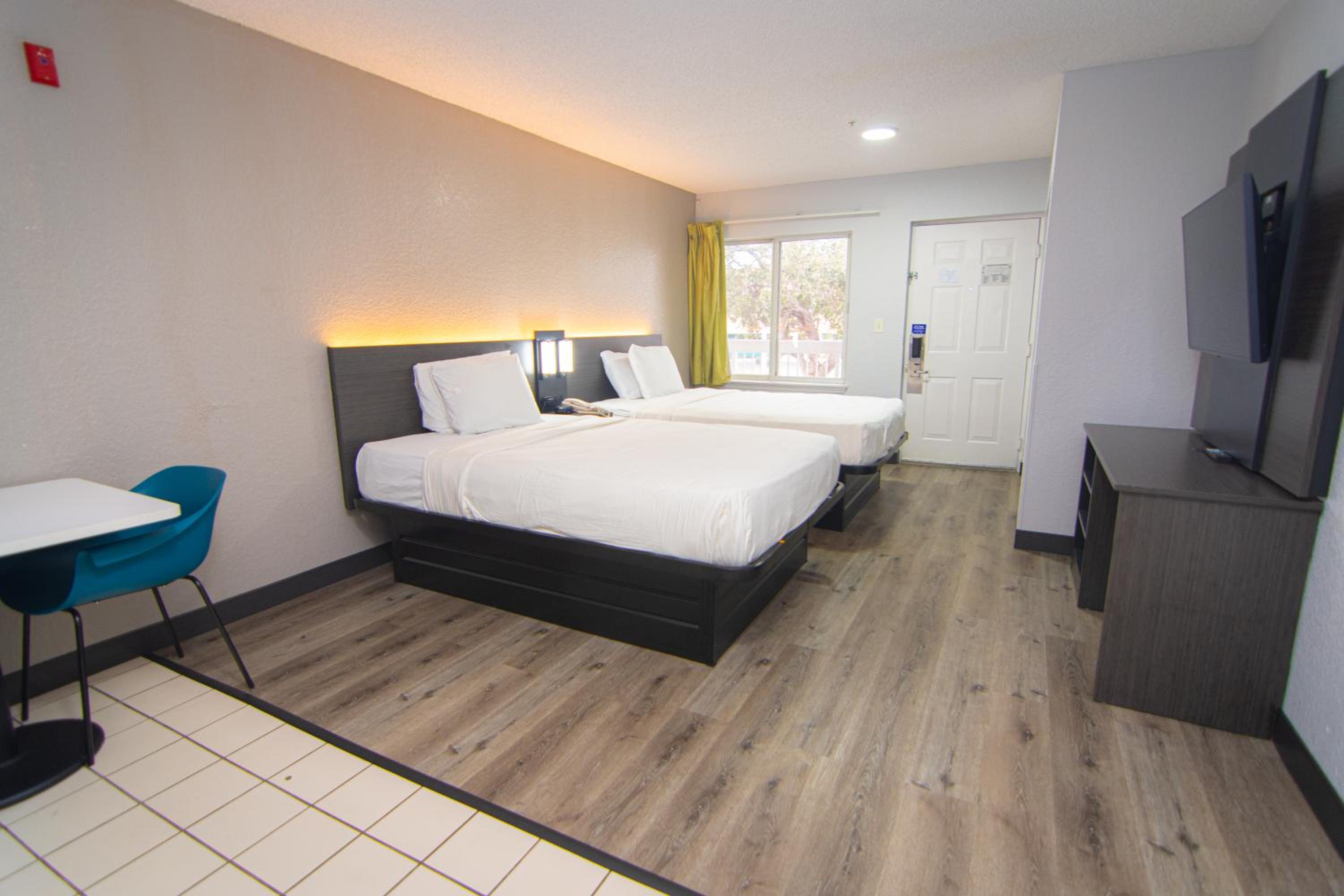 Queen Room with Two Queen Beds - Non-Smoking - Photo 25