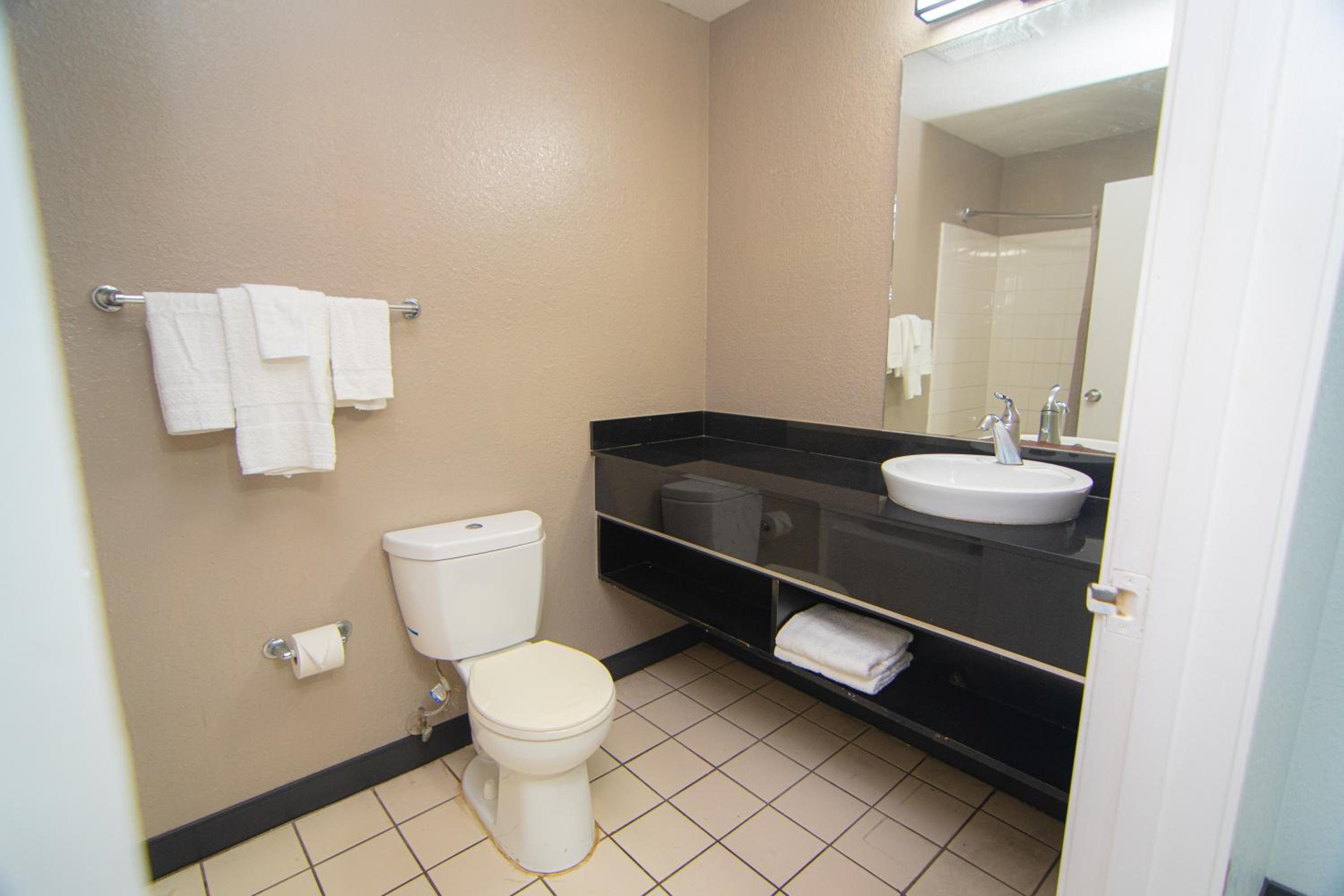 Queen Room - Non-Smoking - Photo 10