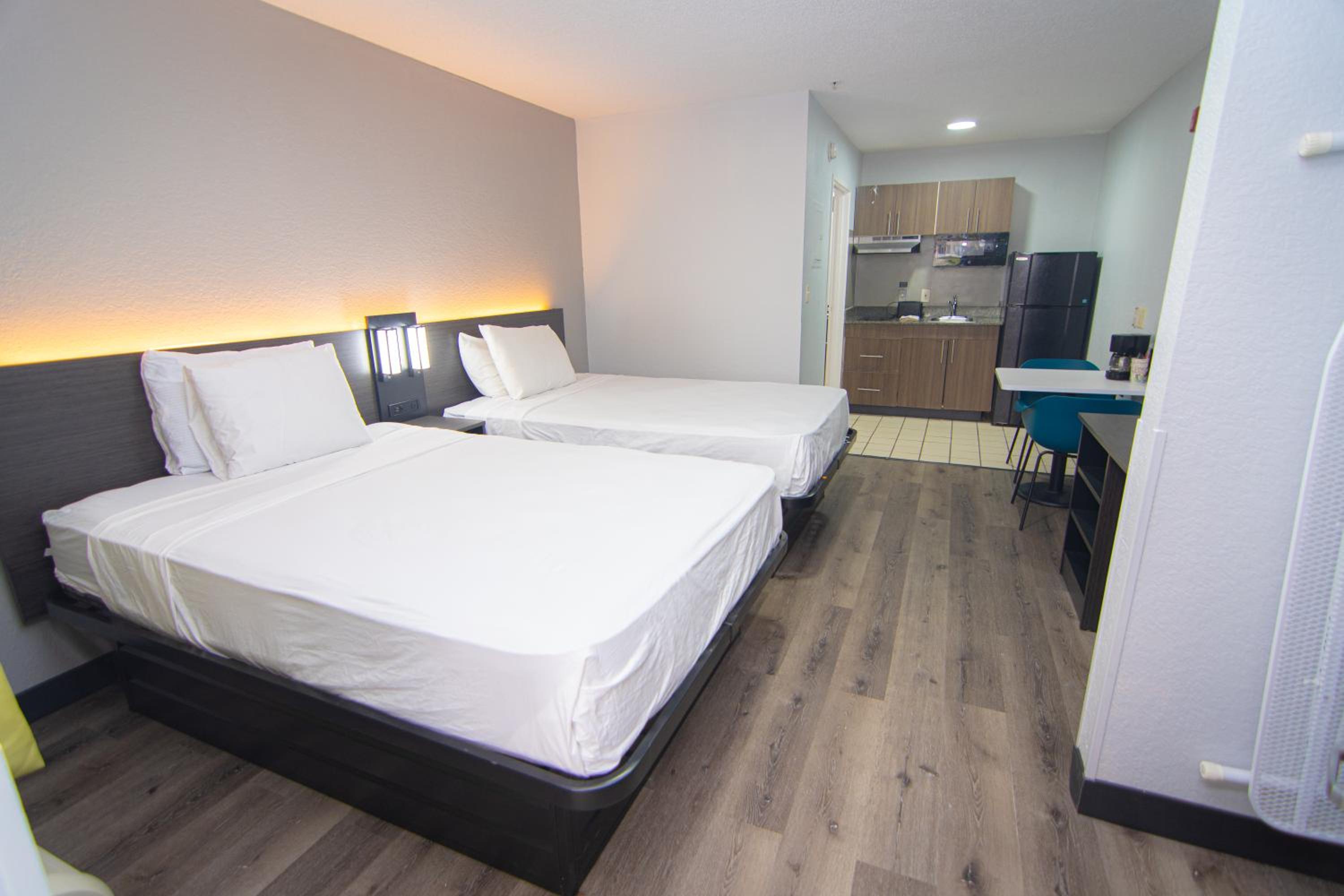 Queen Room with Two Queen Beds - Non-Smoking - Photo 23