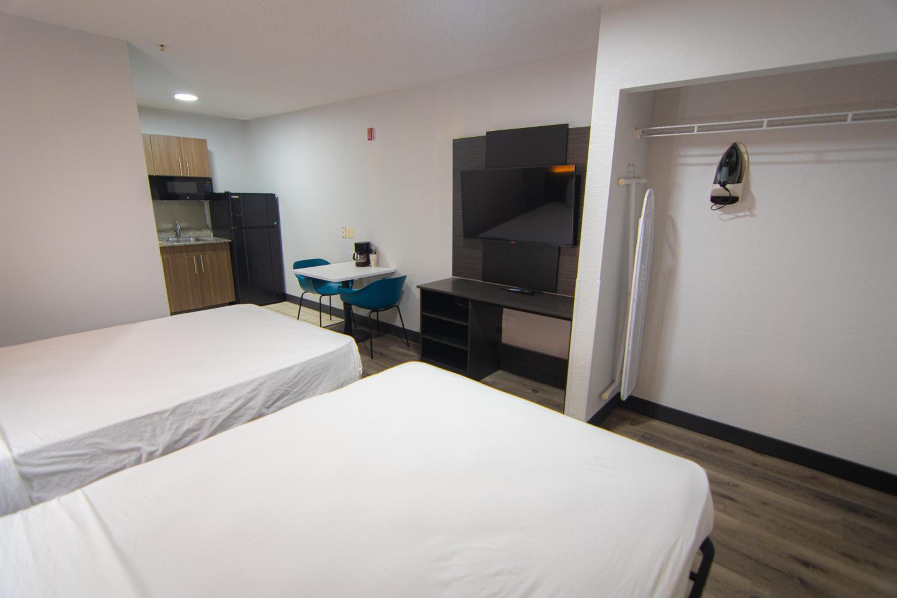 Queen Room with Two Queen Beds - Non-Smoking - Photo 24