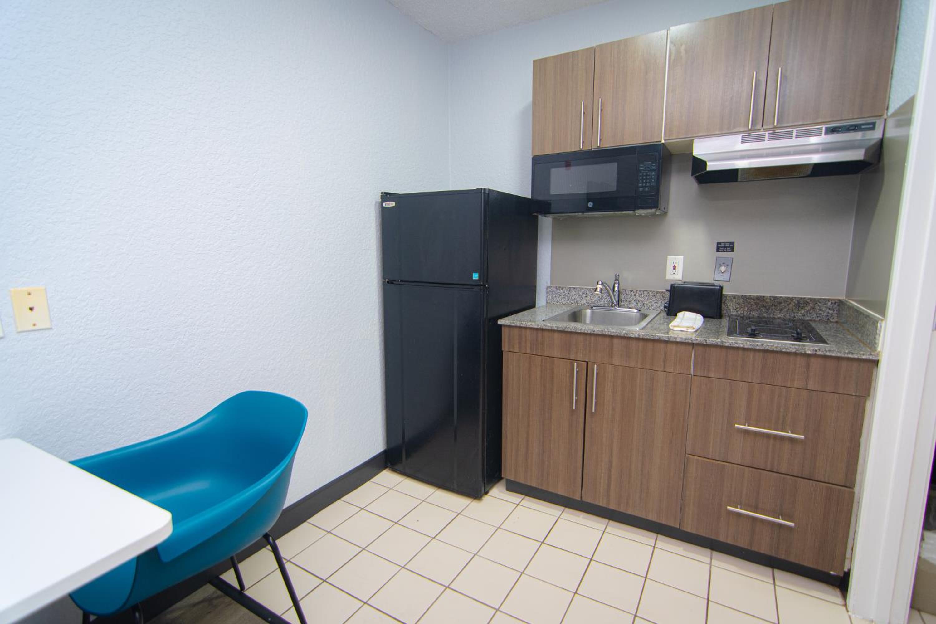 Queen Room - Non-Smoking - Photo 12
