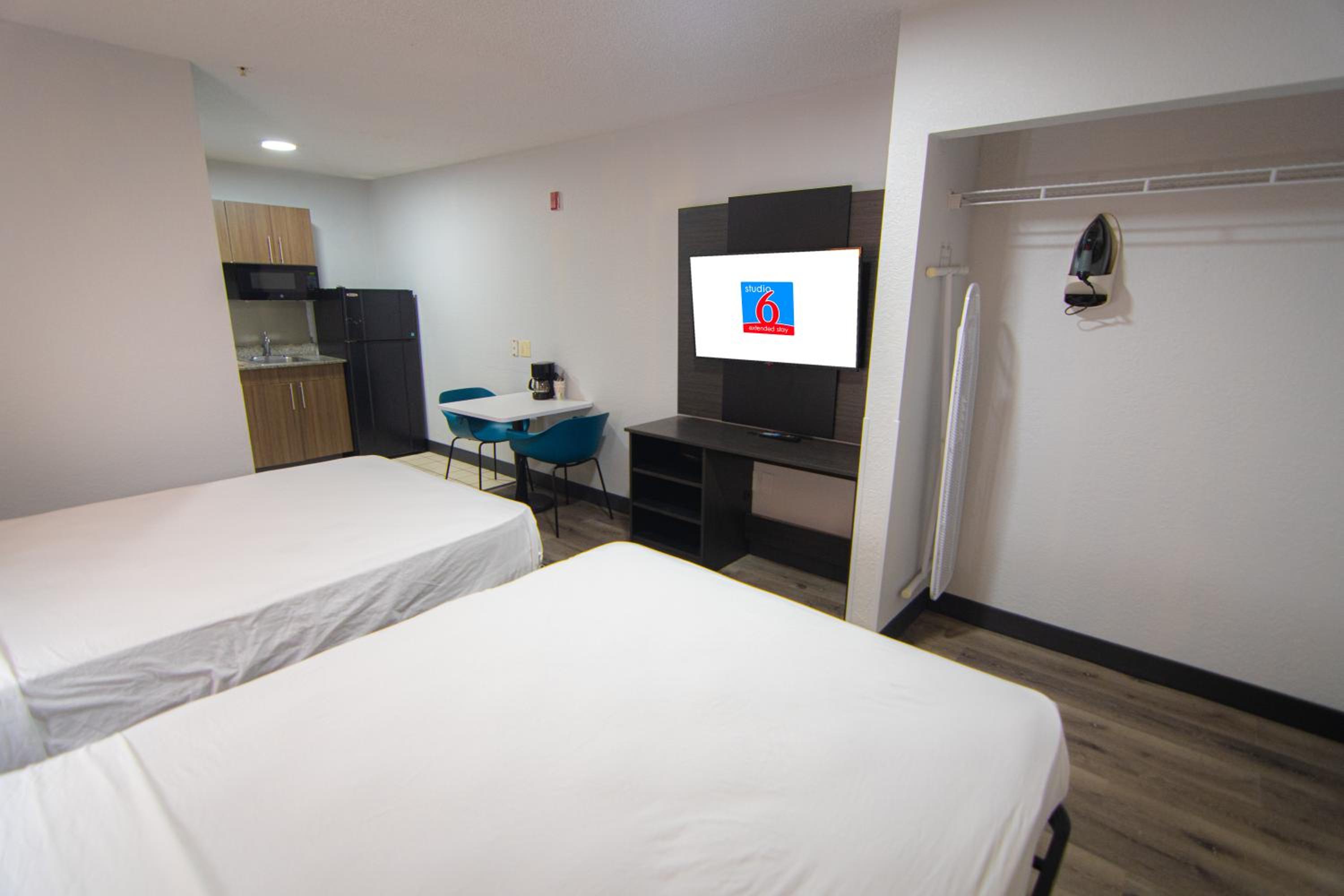 Queen Room with Two Queen Beds - Non-Smoking - Photo 11