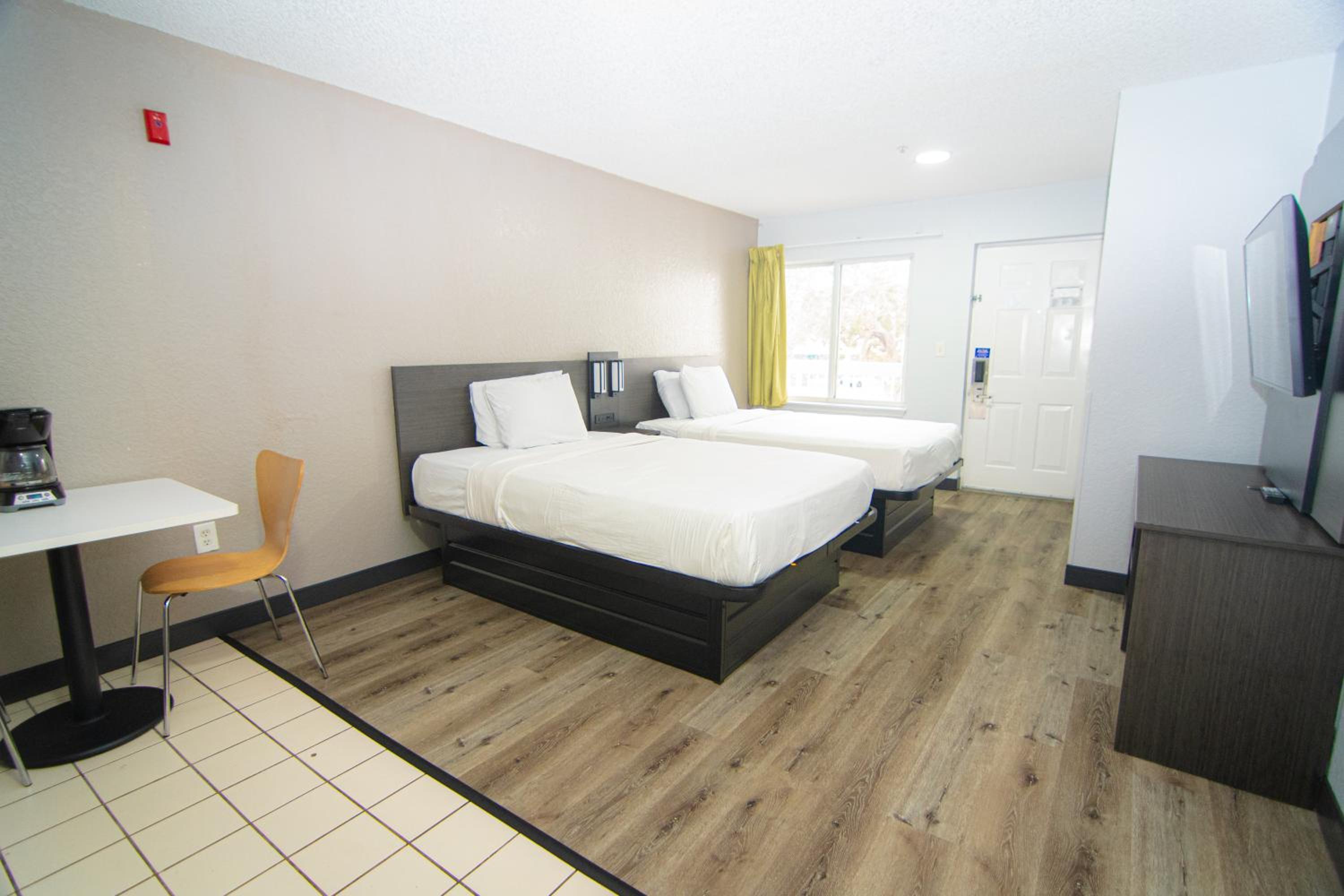 Queen Room with Two Queen Beds - Non-Smoking - Photo 2