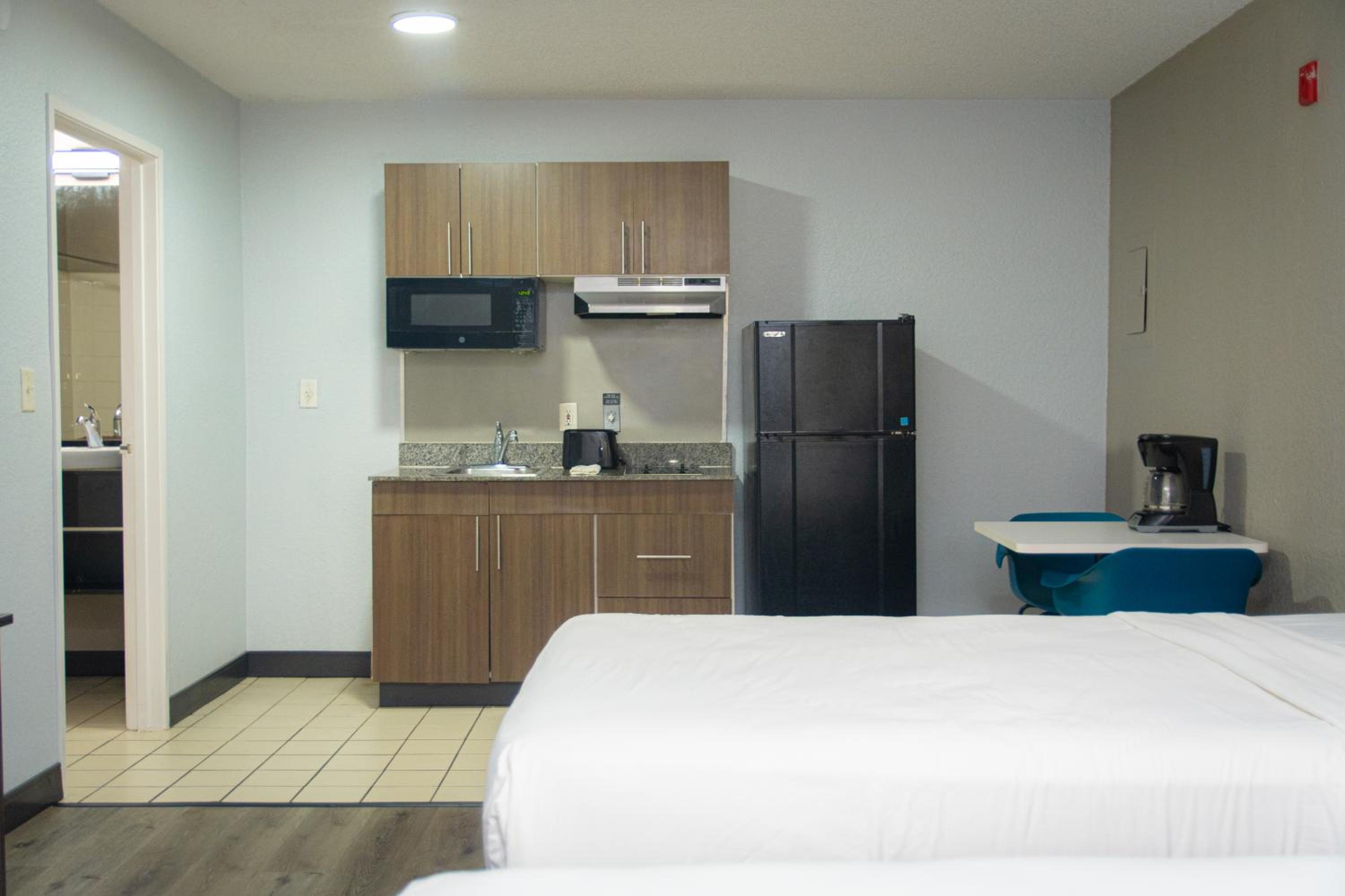 Queen Room with Two Queen Beds - Non-Smoking - Photo 16