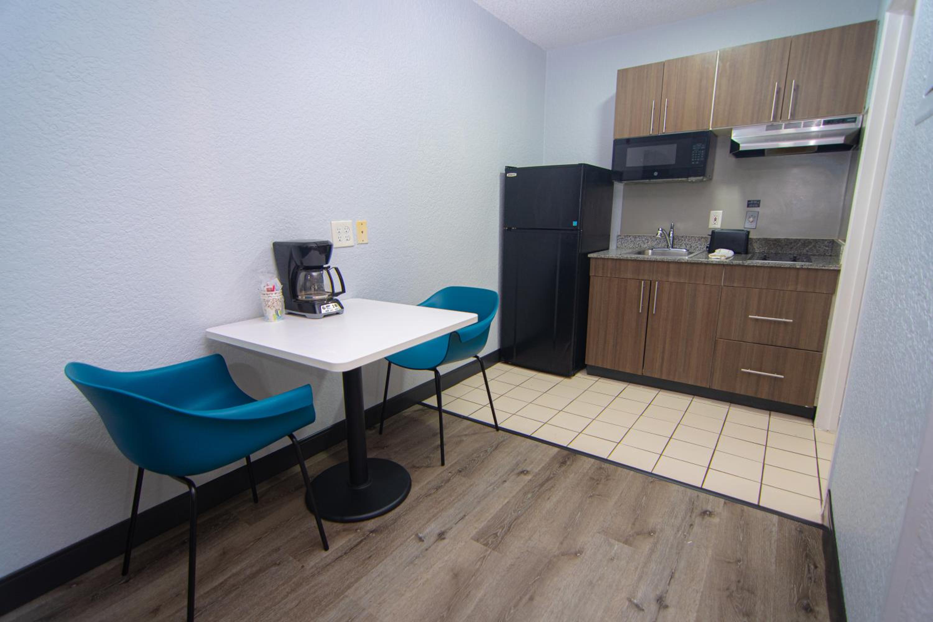 Queen Room - Non-Smoking - Photo 16