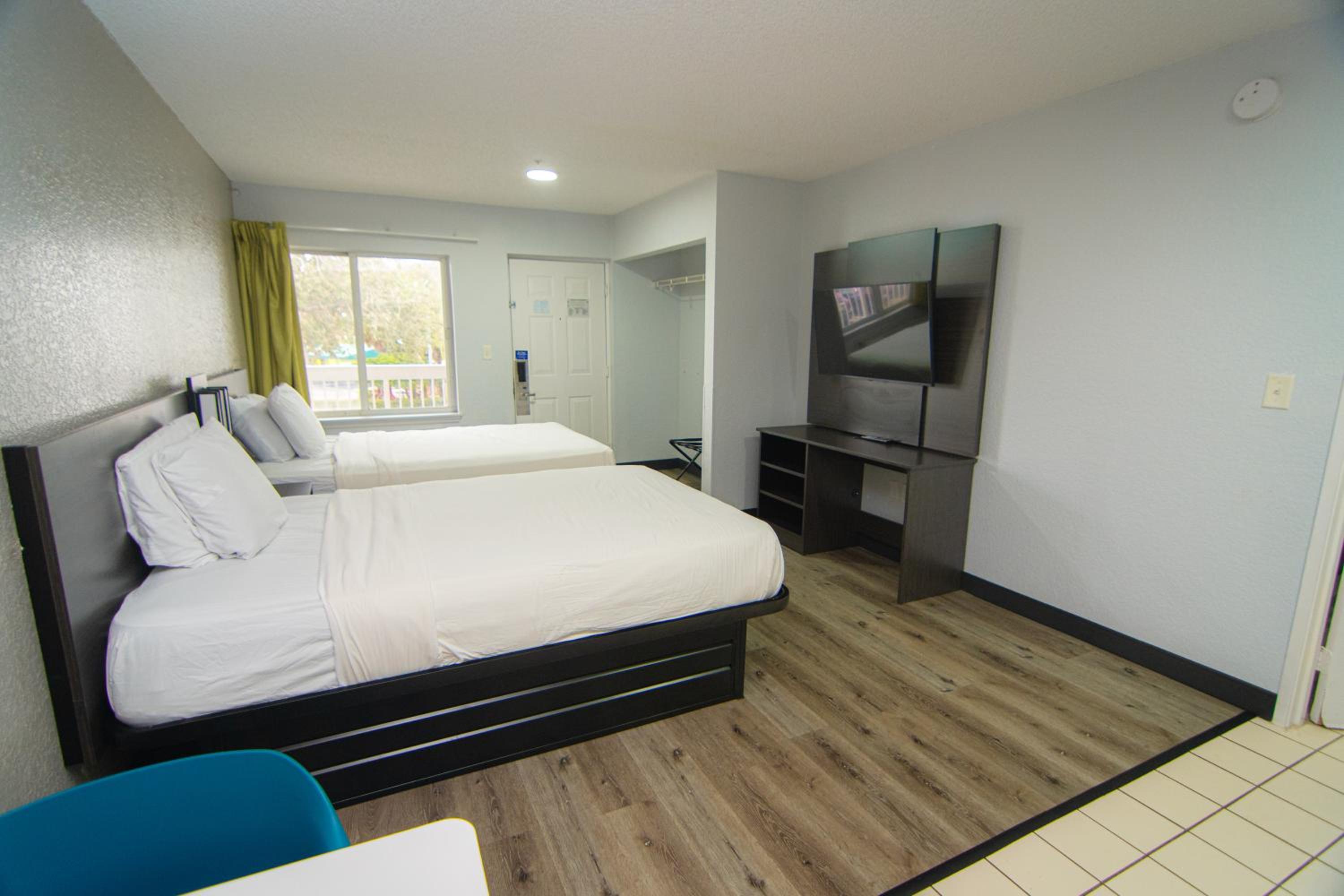 Queen Room with Two Queen Beds - Non-Smoking - Photo 17