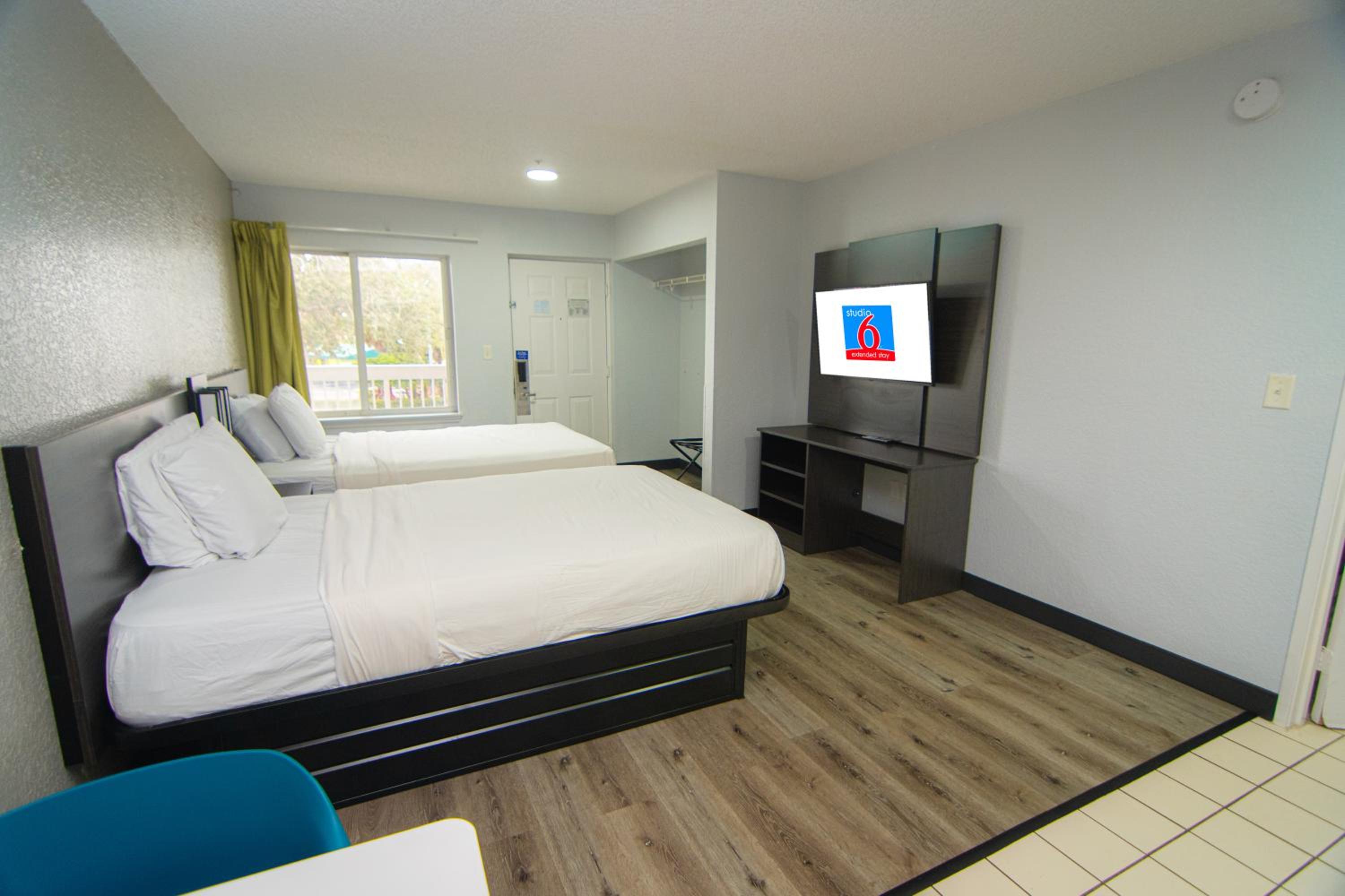 Queen Room with Two Queen Beds - Non-Smoking - Photo 12