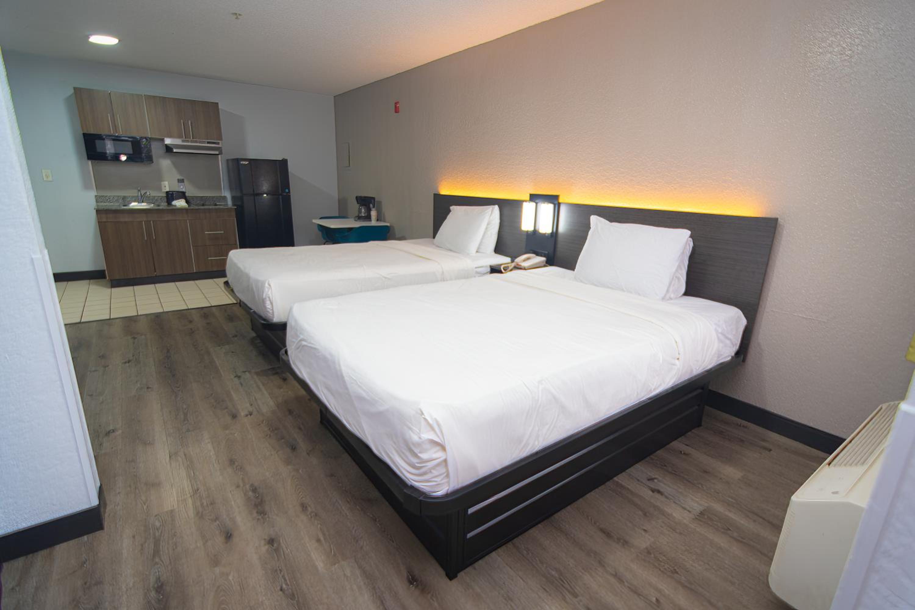 Queen Room with Two Queen Beds - Non-Smoking - Photo 9
