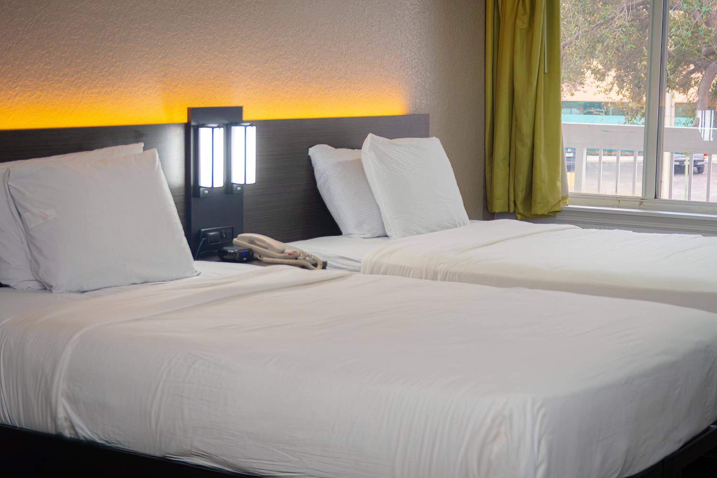 Queen Room with Two Queen Beds - Non-Smoking - Photo 8