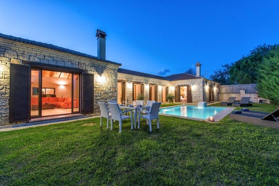 Villa photo 2