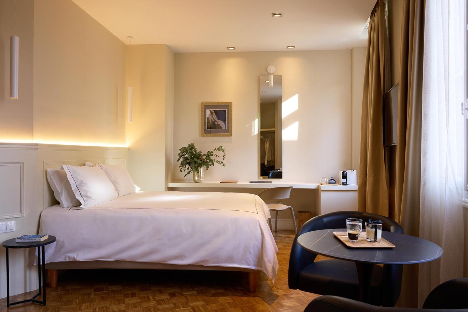 Deluxe Triple Suite with City View photo 3