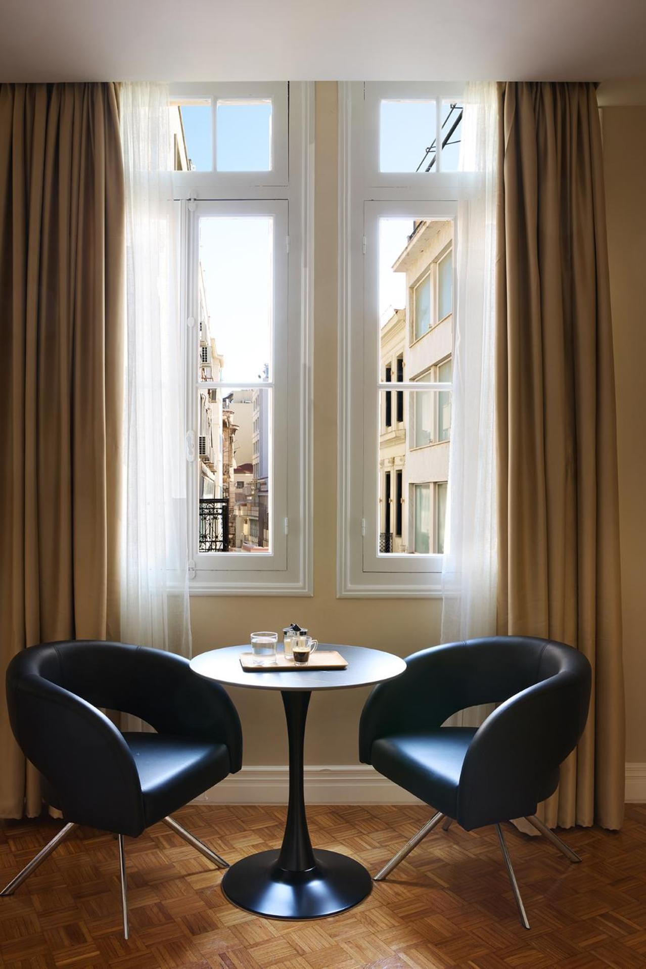 Deluxe Triple Suite with City View photo 2