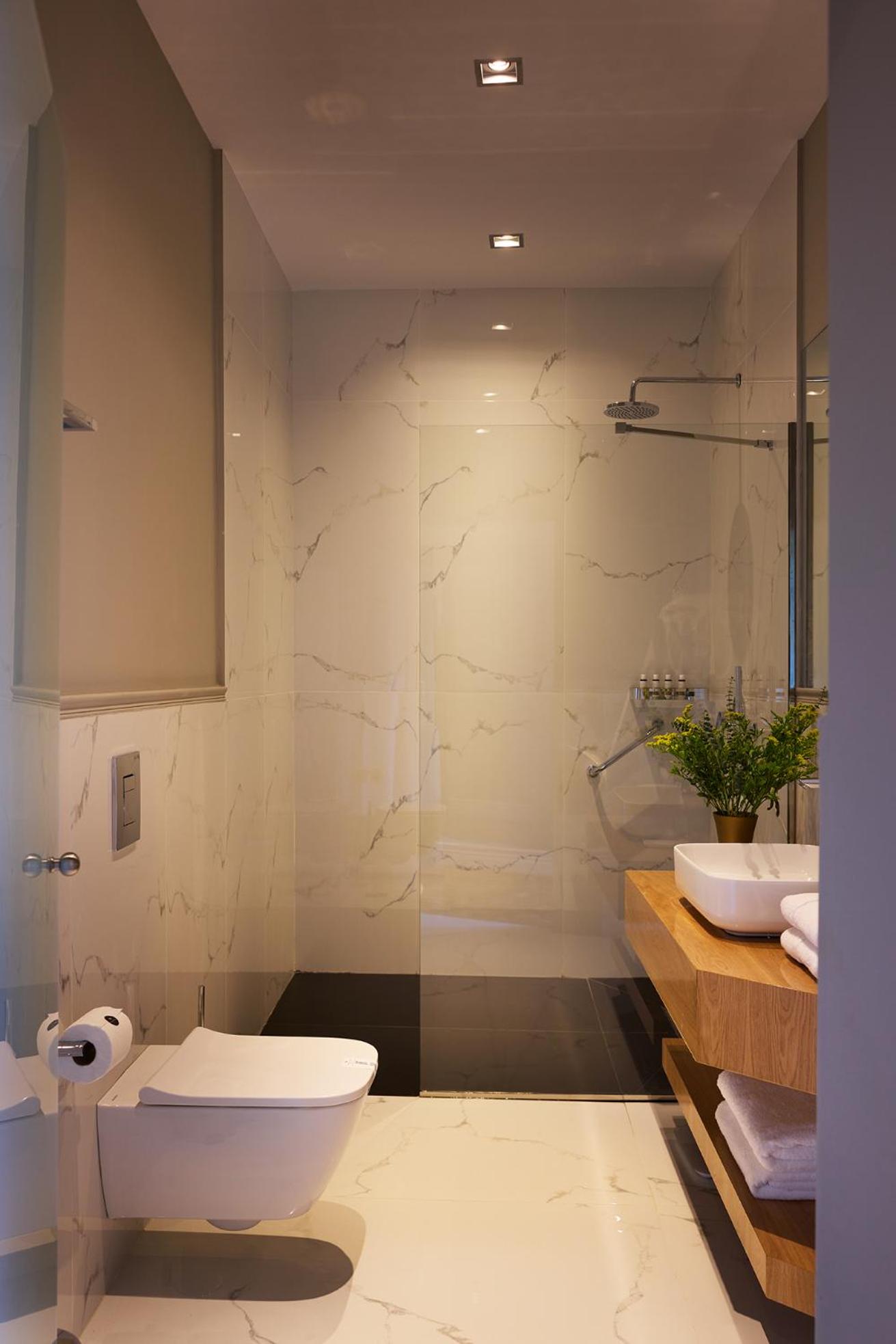Elegant Triple Suite with City View photo 3