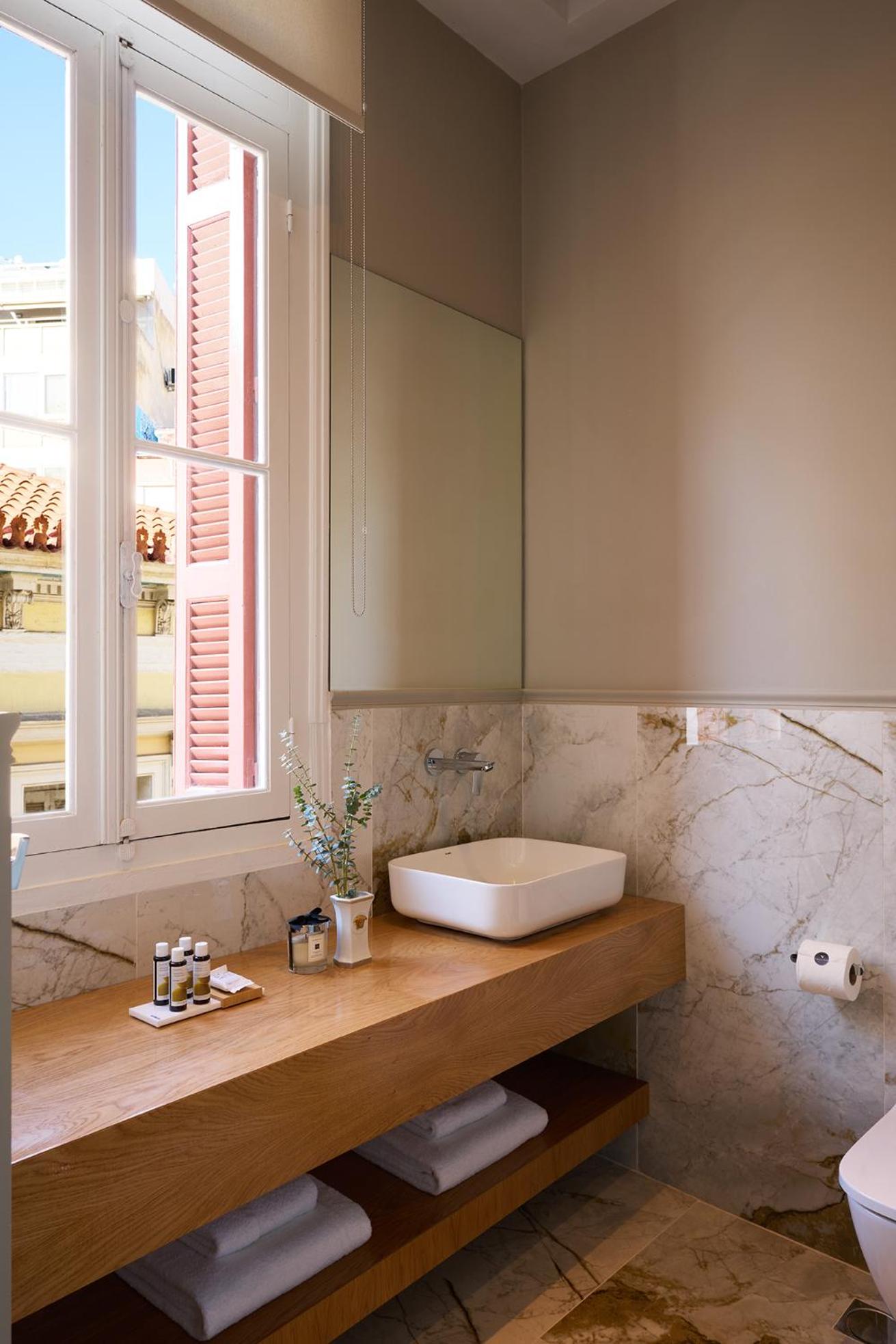 Elegant Suite with City View photo 3