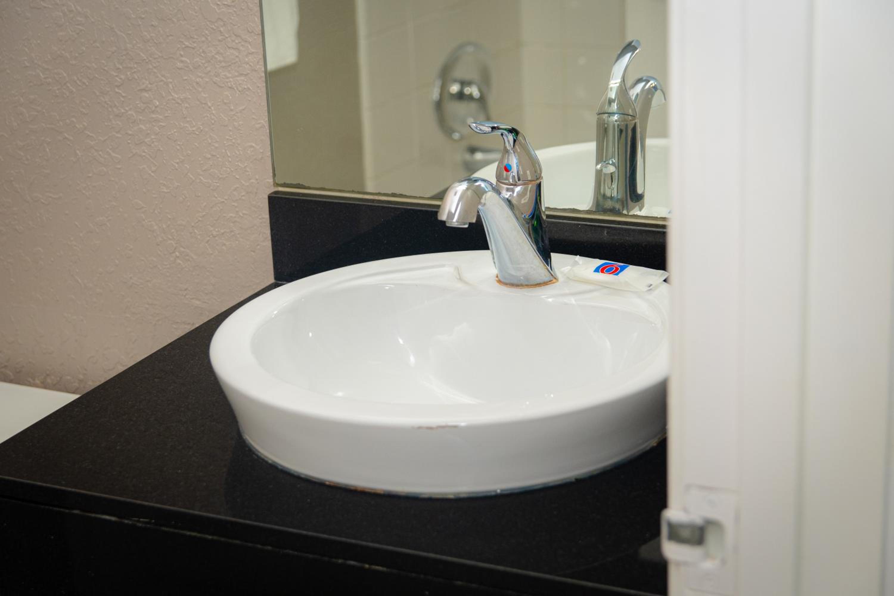 Queen Room - Non-Smoking - Photo 25